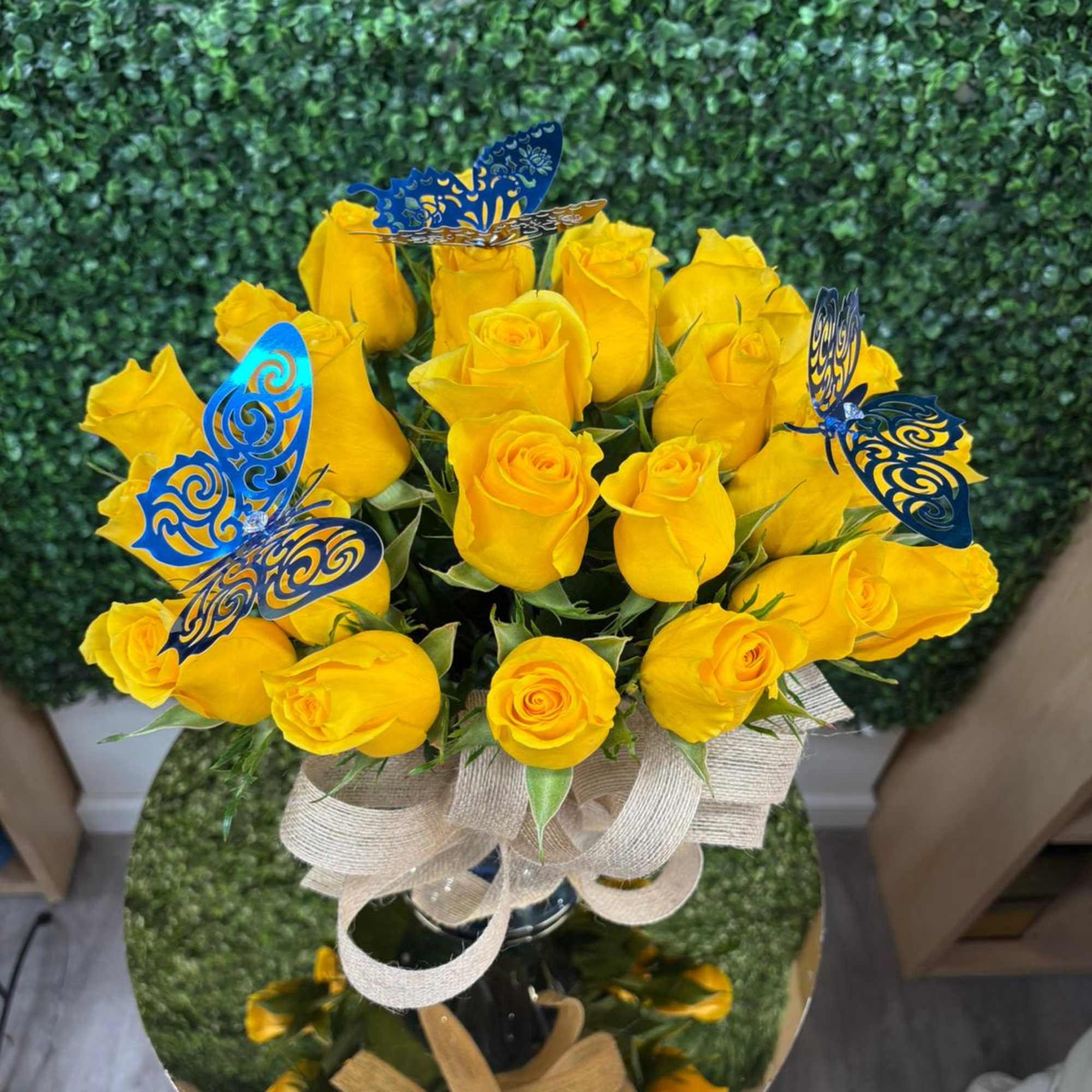 A bouquet that radiates joy and freshness.
25 bright yellow roses that symbolize