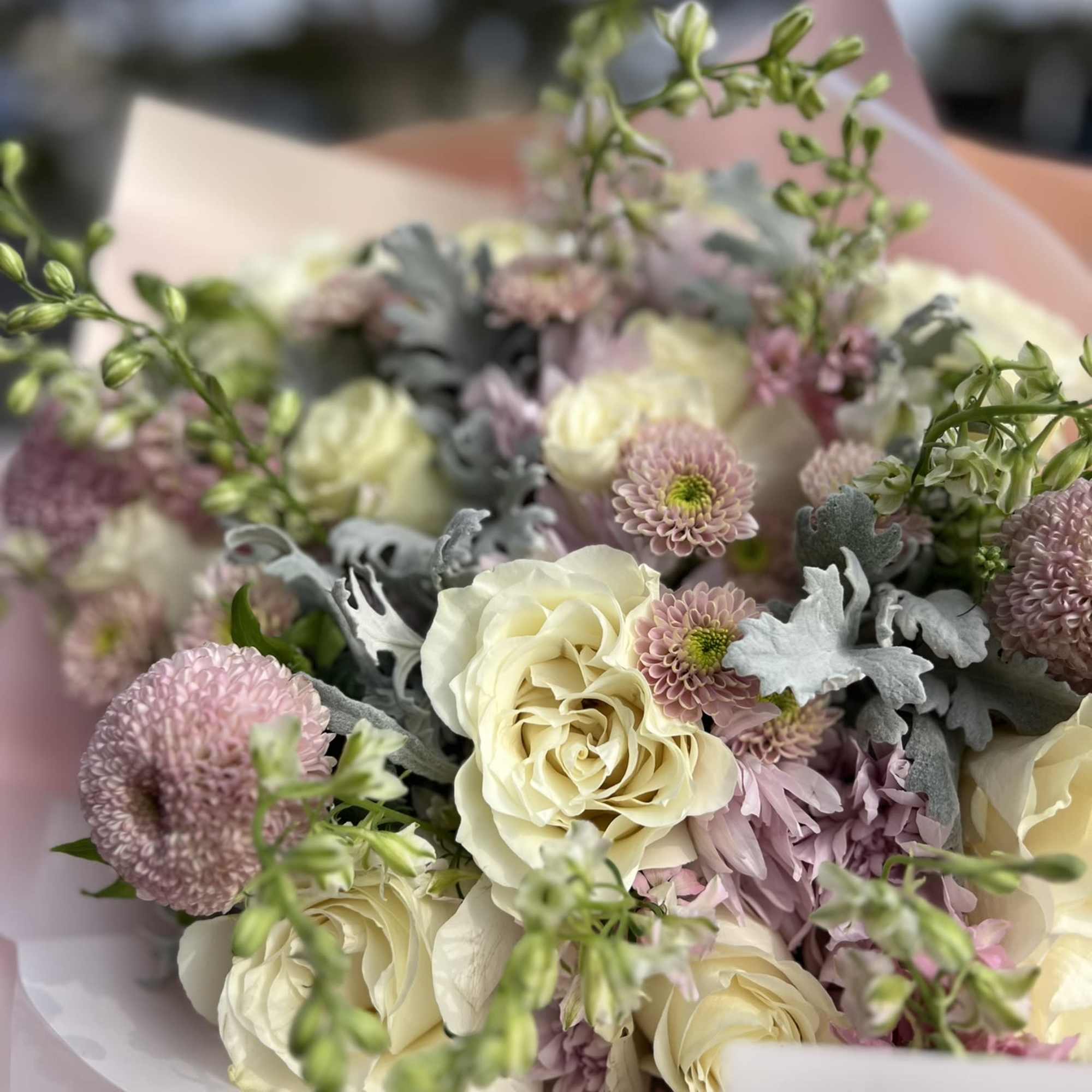 Bouquet of 12 white roses, with astromelia, chrysanthemum, larkspur, dusty miller