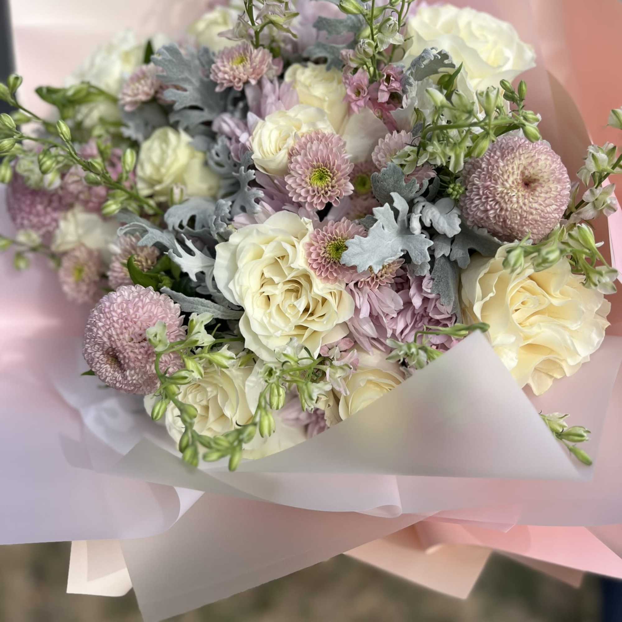 Bouquet of 12 white roses, with astromelia, chrysanthemum, larkspur, dusty miller