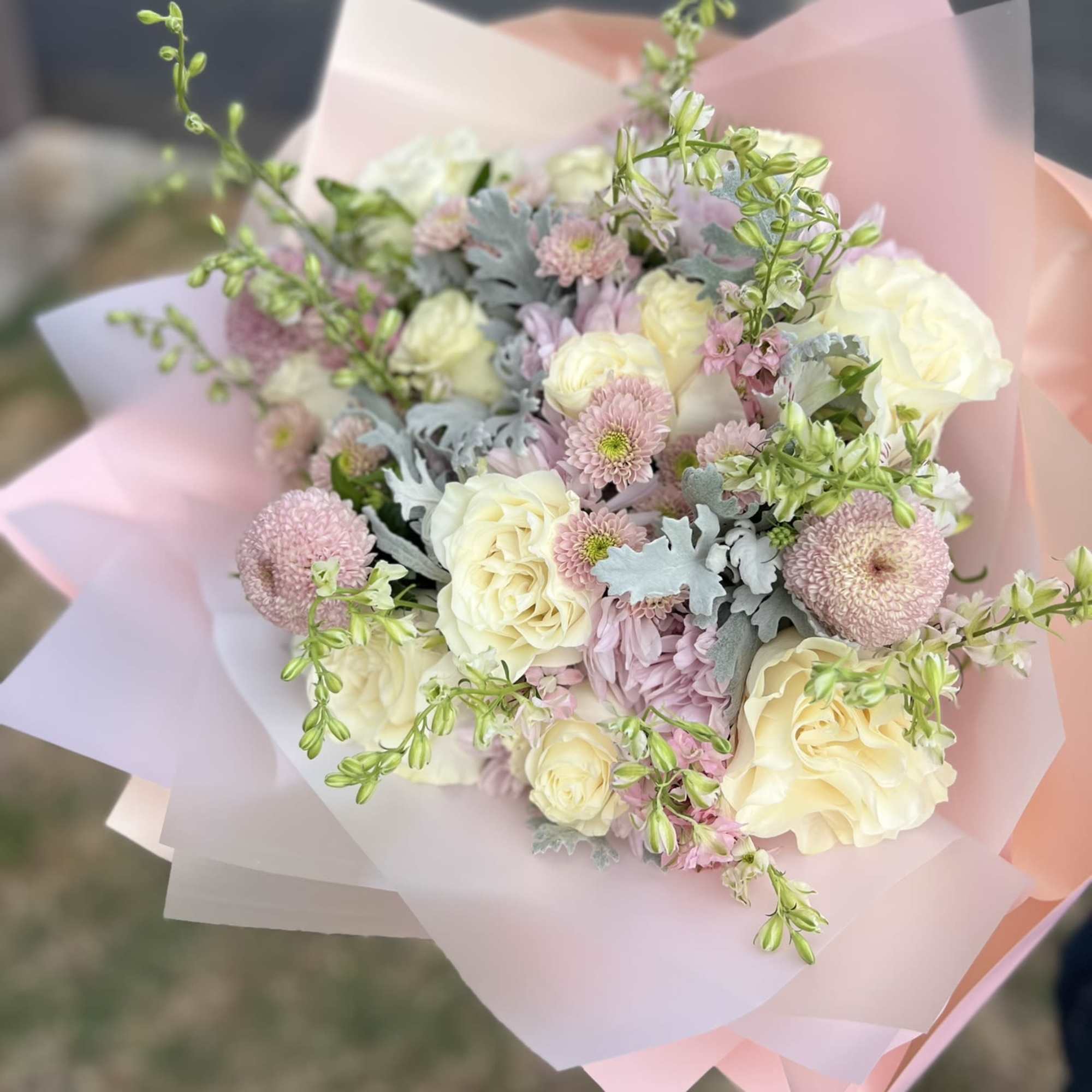 Bouquet of 12 white roses, with astromelia, chrysanthemum, larkspur, dusty miller