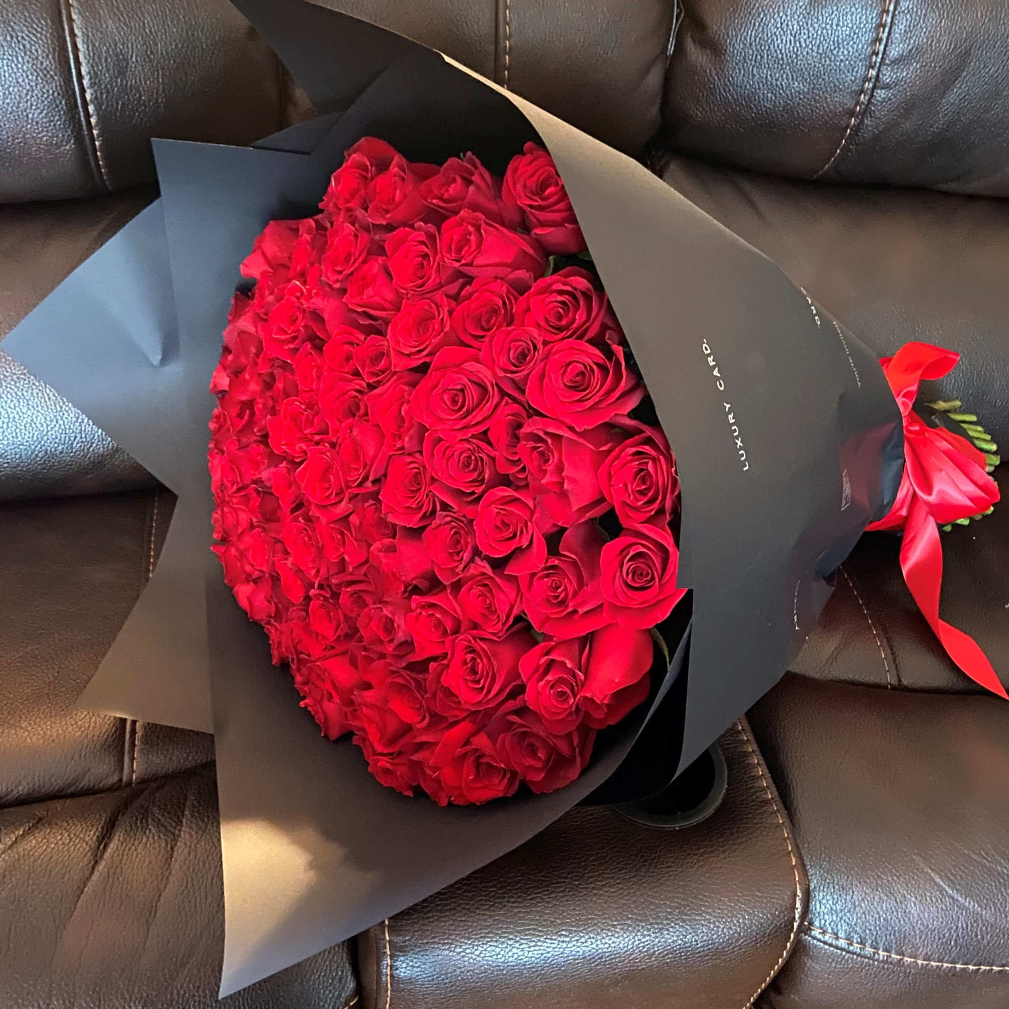 100 Beautiful Bouquet Red Roses  70 cm Long Stem, Wrapped with