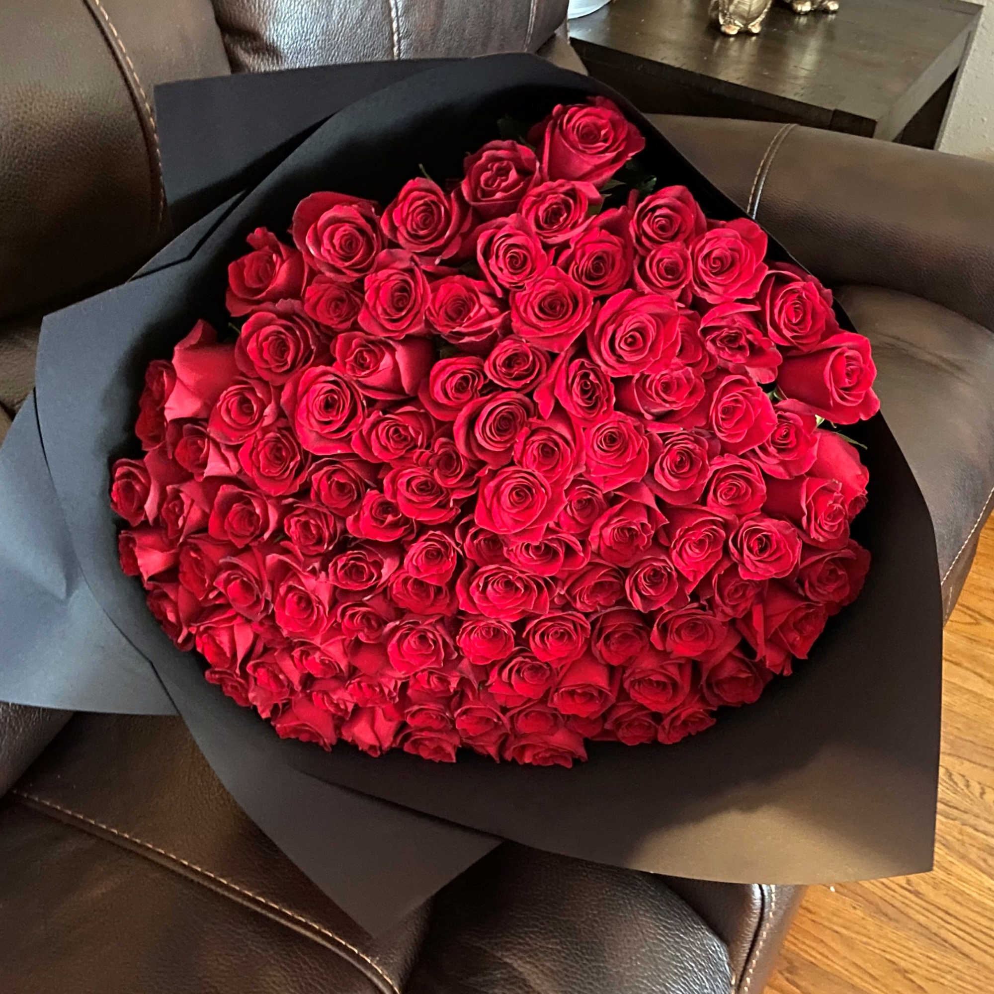 100 Beautiful Bouquet Red Roses  70 cm Long Stem, Wrapped with