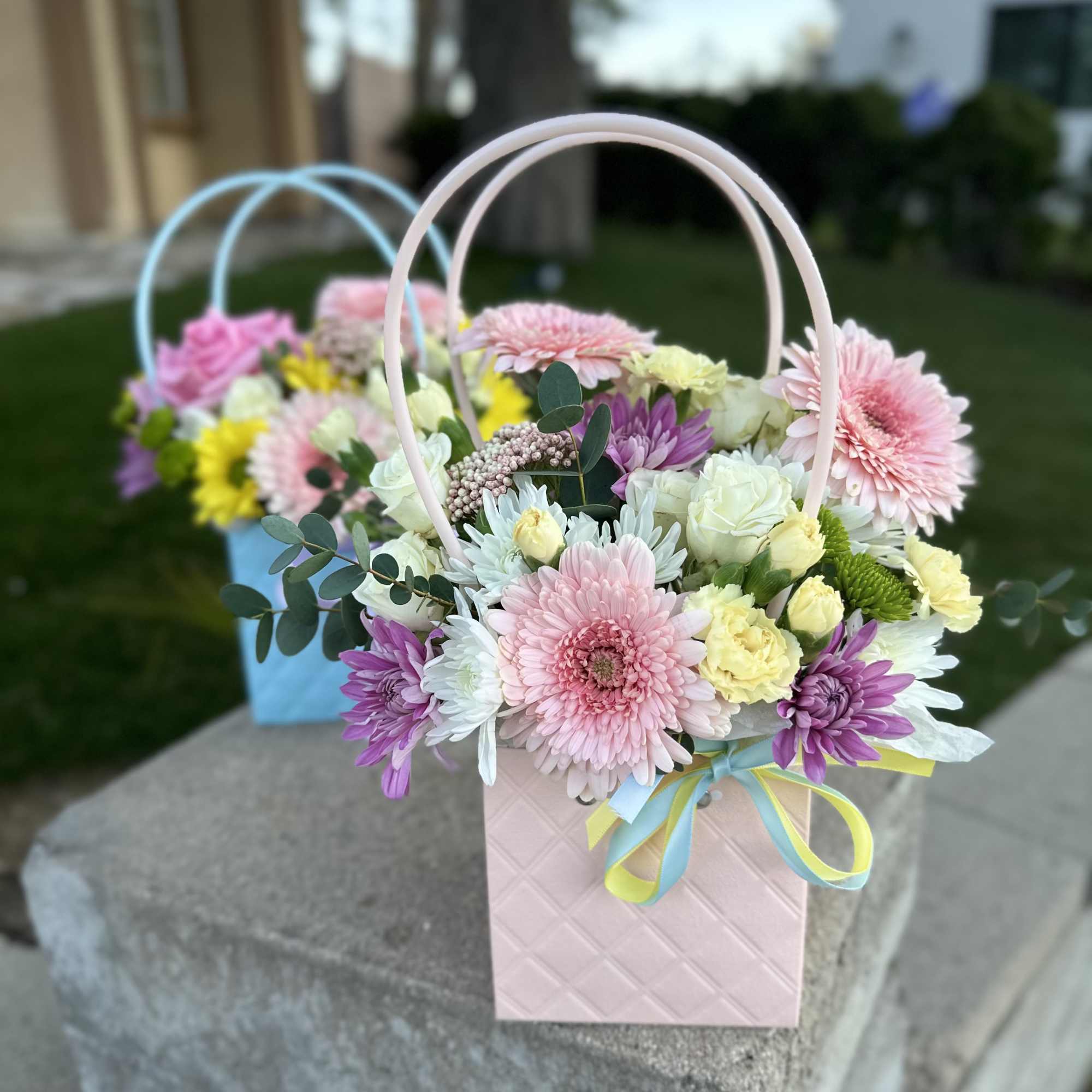 A small but utterly charming arrangement — like a fleeting “thinking of A small but utterly charming arrangement — like a fleeting “thinking of
