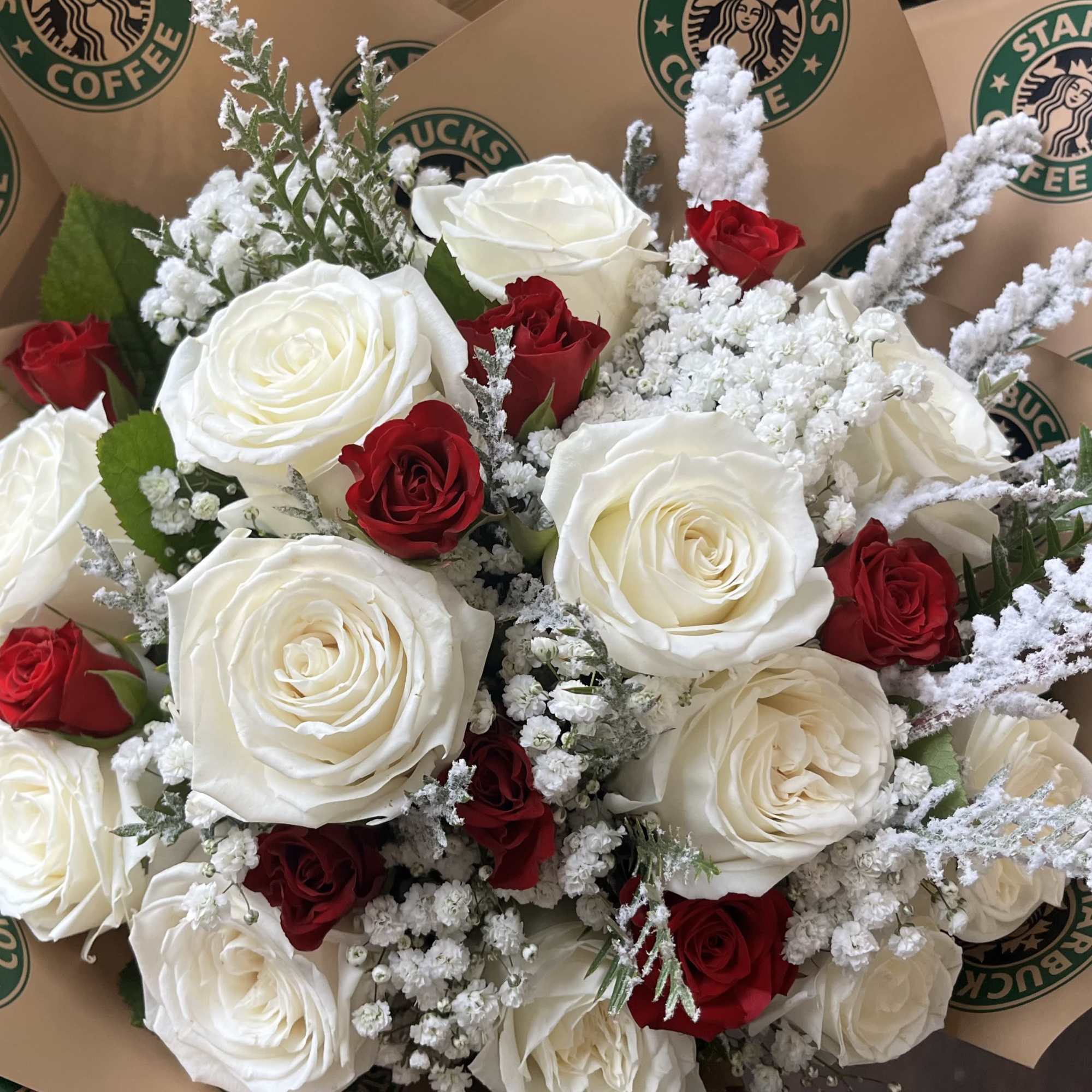 1 dozen Blanca en playa roses, red baby roses, baby&rsquo;s breath, Christmas