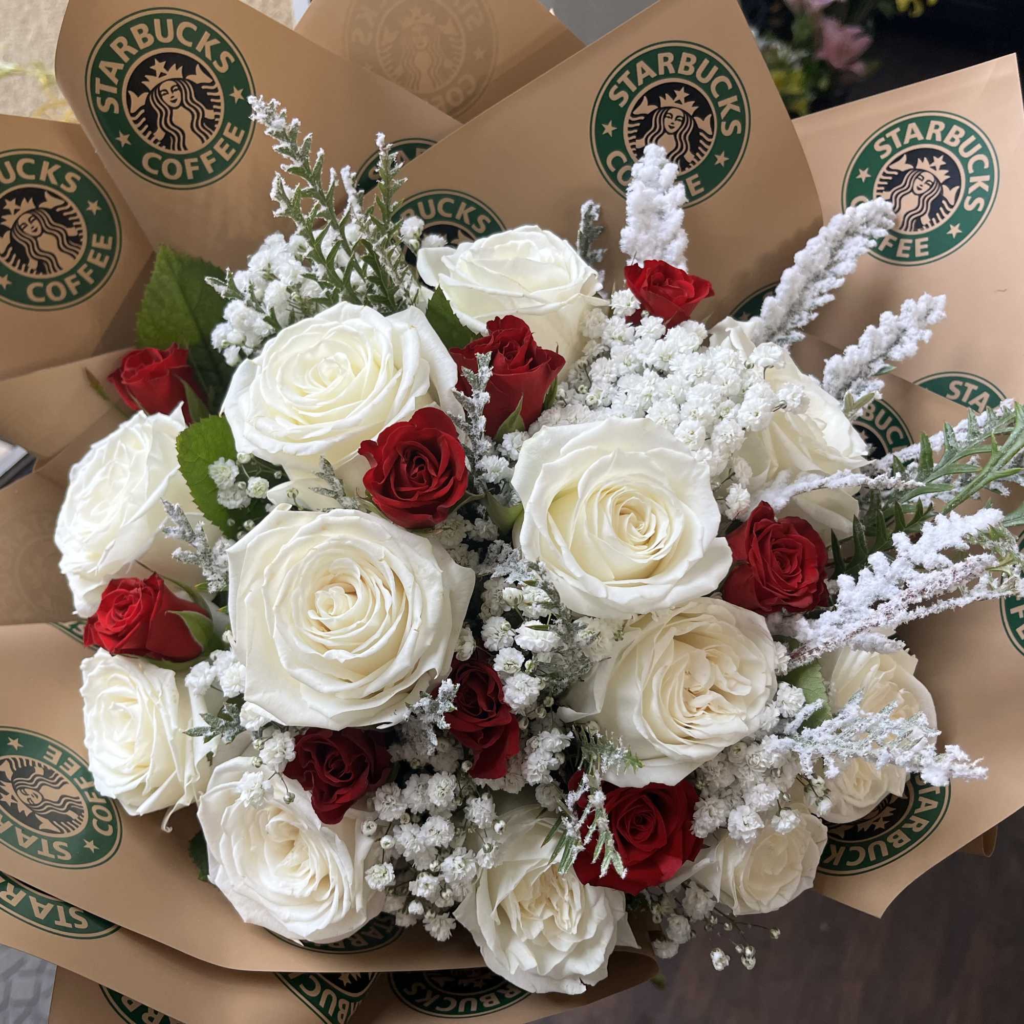 1 dozen Blanca en playa roses, red baby roses, baby&rsquo;s breath, Christmas