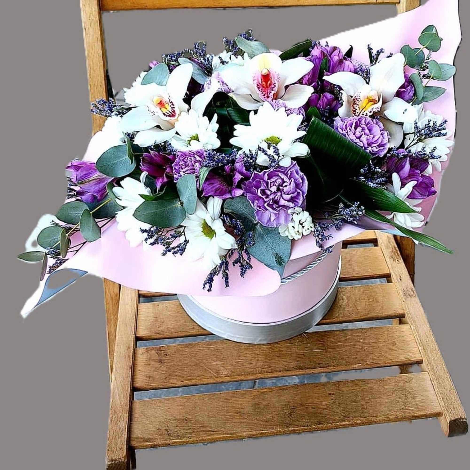 The composition of the bouquet may vary slightly depending on the season;