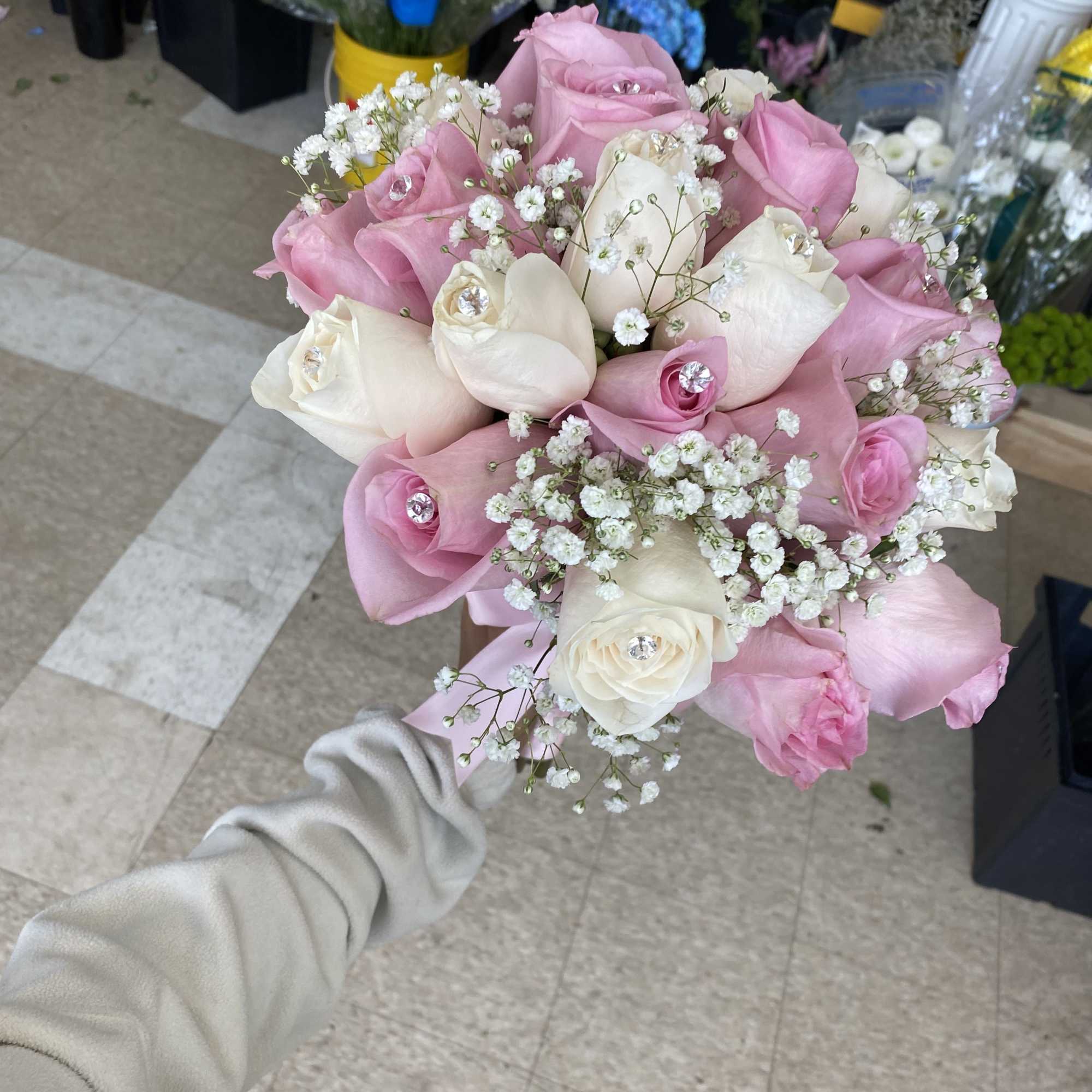 It a light pink and white roses with babiesbreath bouquet It a light pink and white roses with babiesbreath bouquet
