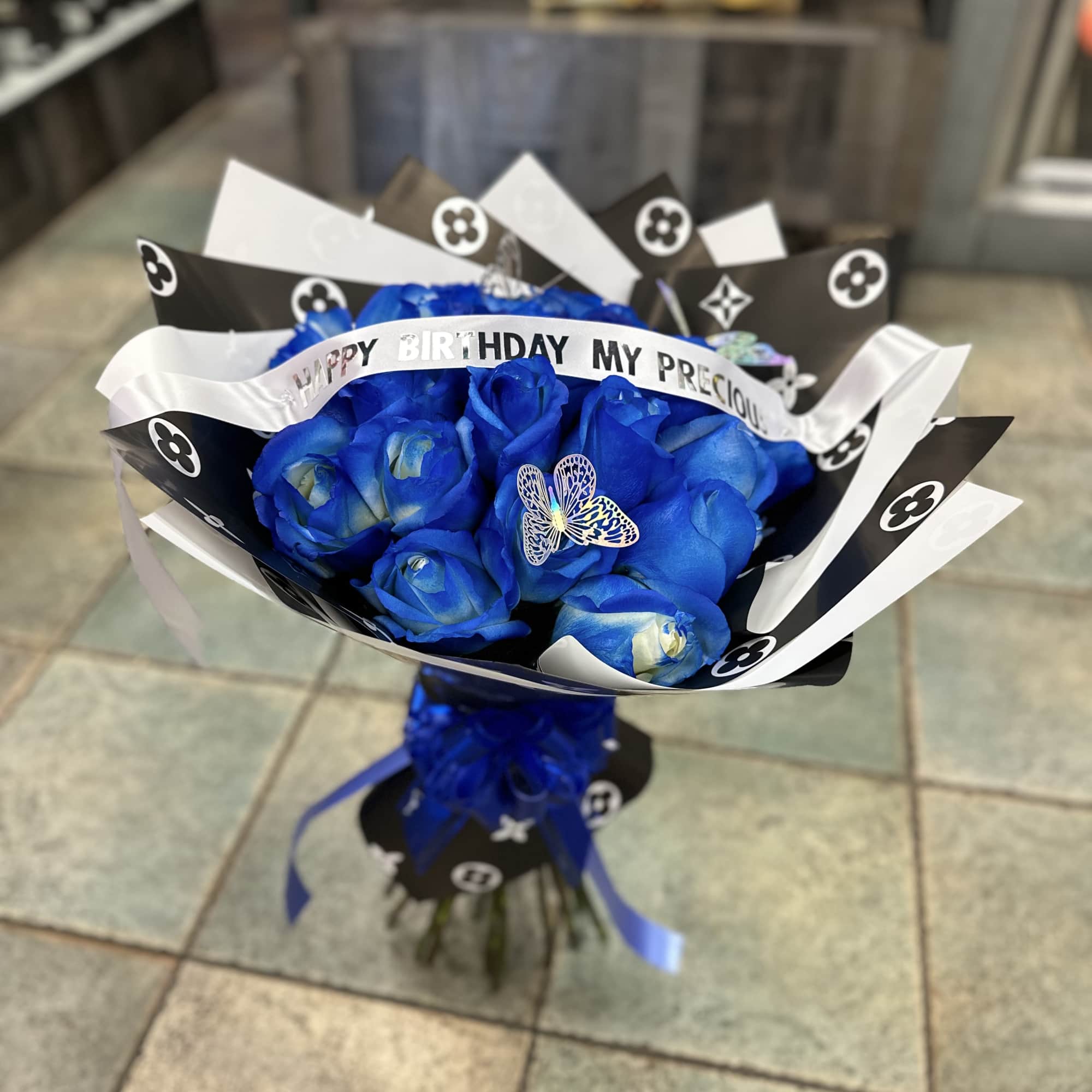Bouquet of blue roses with a custom banner and design Korean paper
Ramo