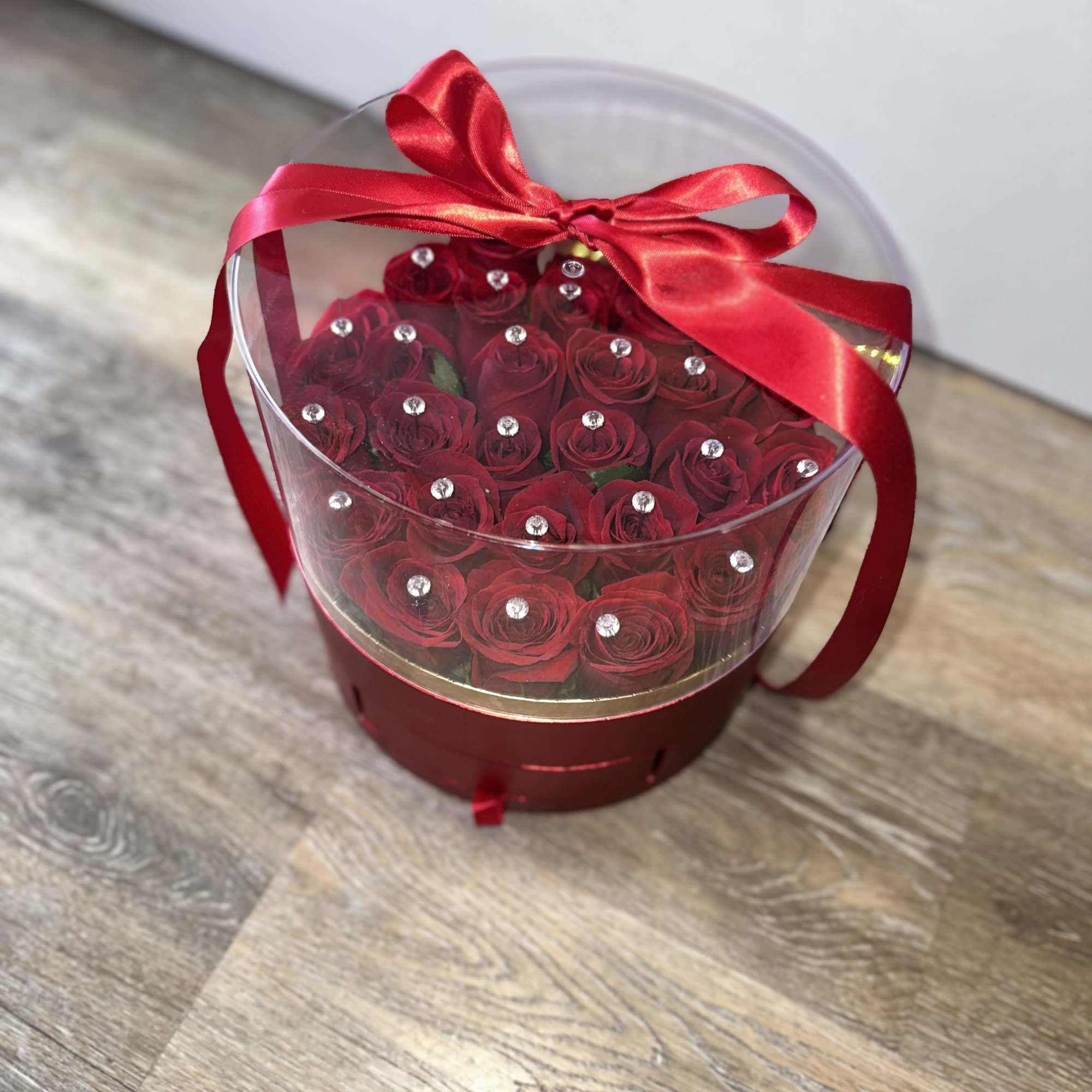 . RED ACRYLIC BOX WITH NATURAL AND FERREROS ROSES. (NOTICE!!! WE WILL