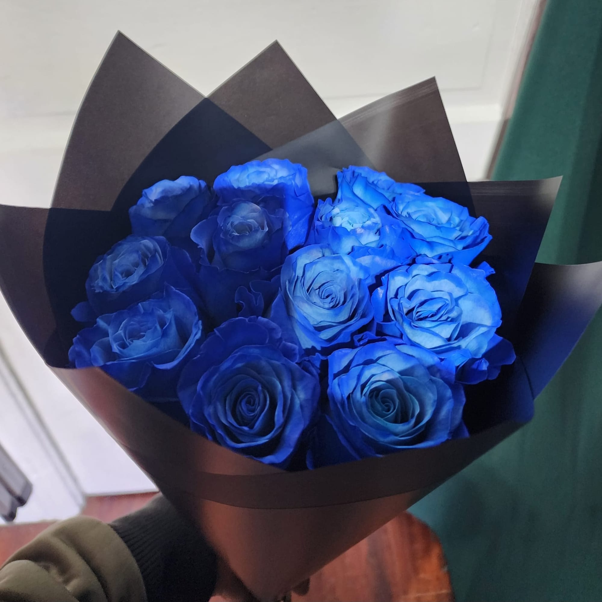 STANDARD: 12 ROSES
DELUXE: 18 ROSES
PREMIUM: 25 ROSES

Introducing our new hand-tied bouquet collection