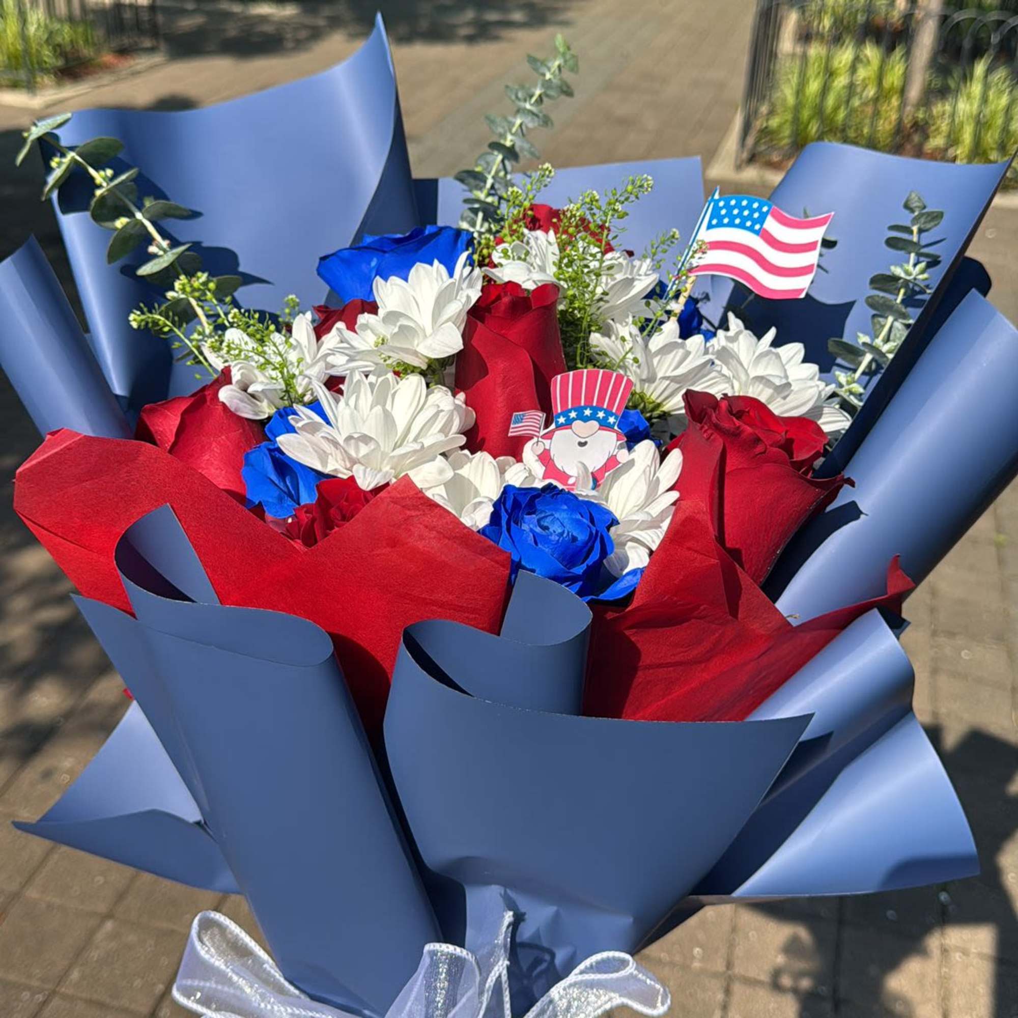 An explosion of color and elegance to celebrate with pride. This vibrant