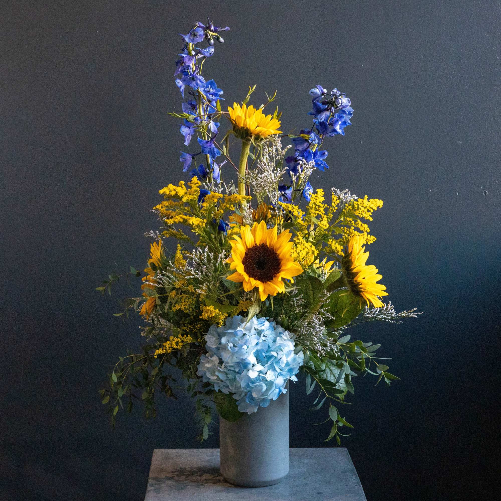 This fun fresh sunshine arrangement with it&#039;s denim blues is the perfect