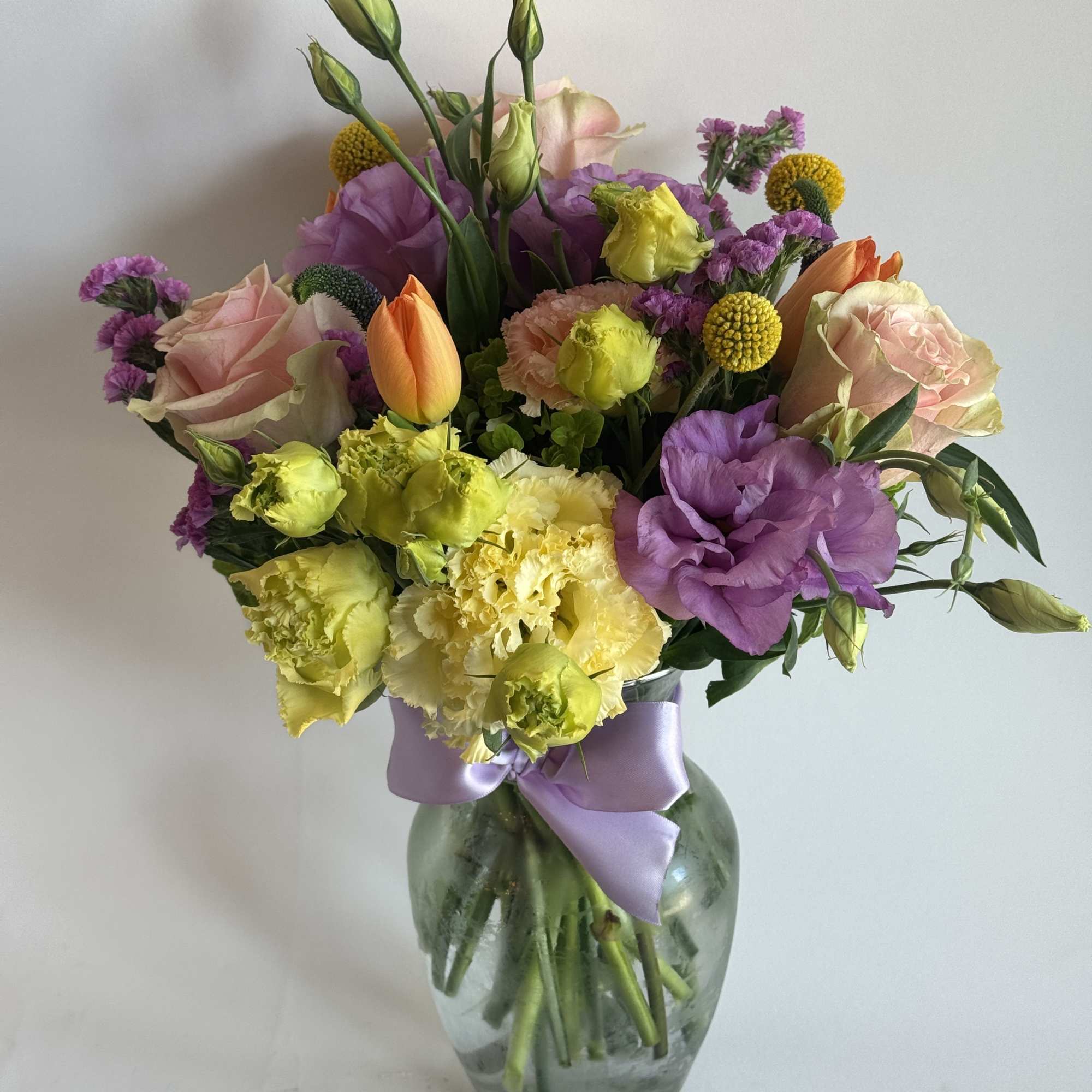 This cheerful and refined floral arrangement is a lively mix of color