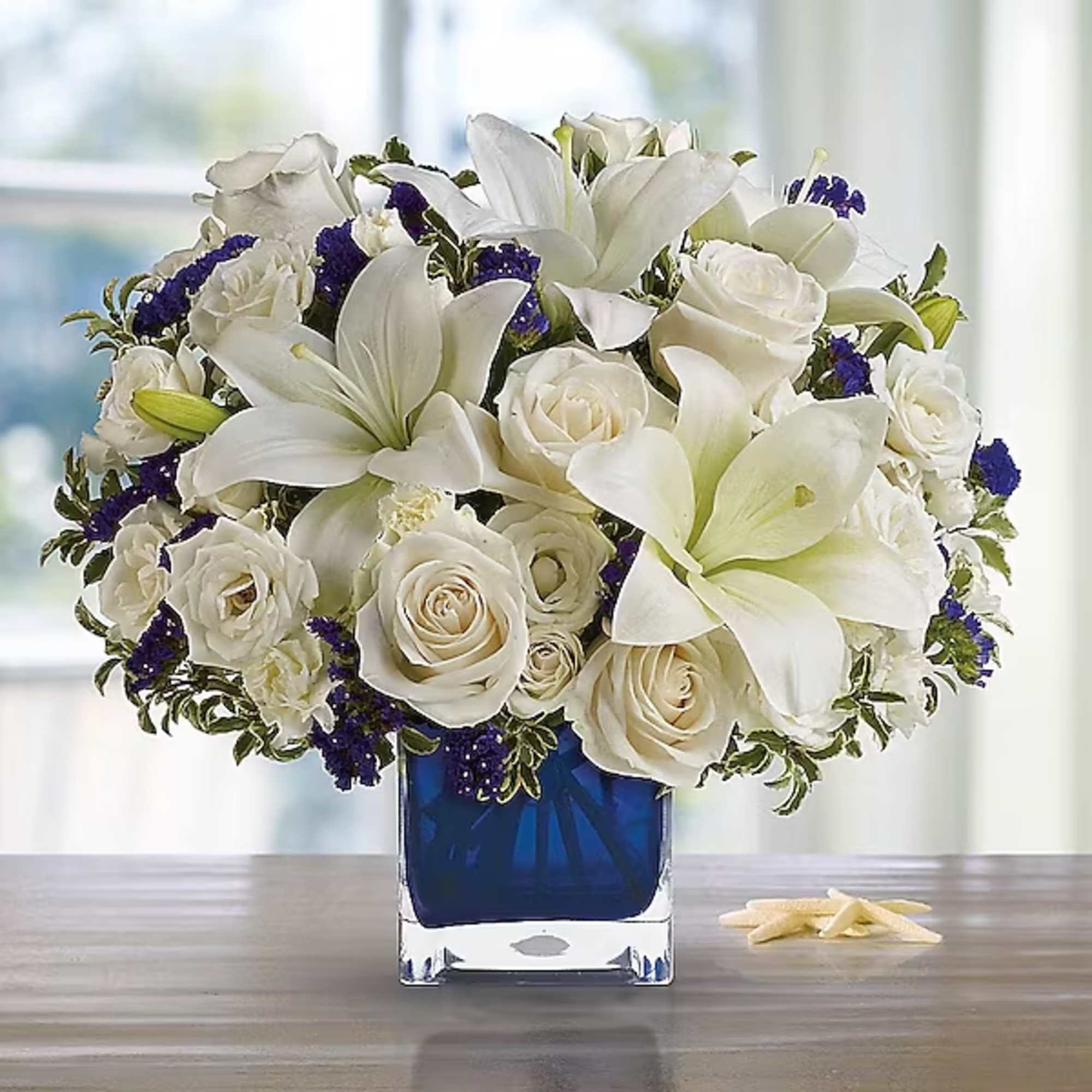 Send someone a bit of heaven with this beautiful bouquet. Luxurious cr&egrave;me
