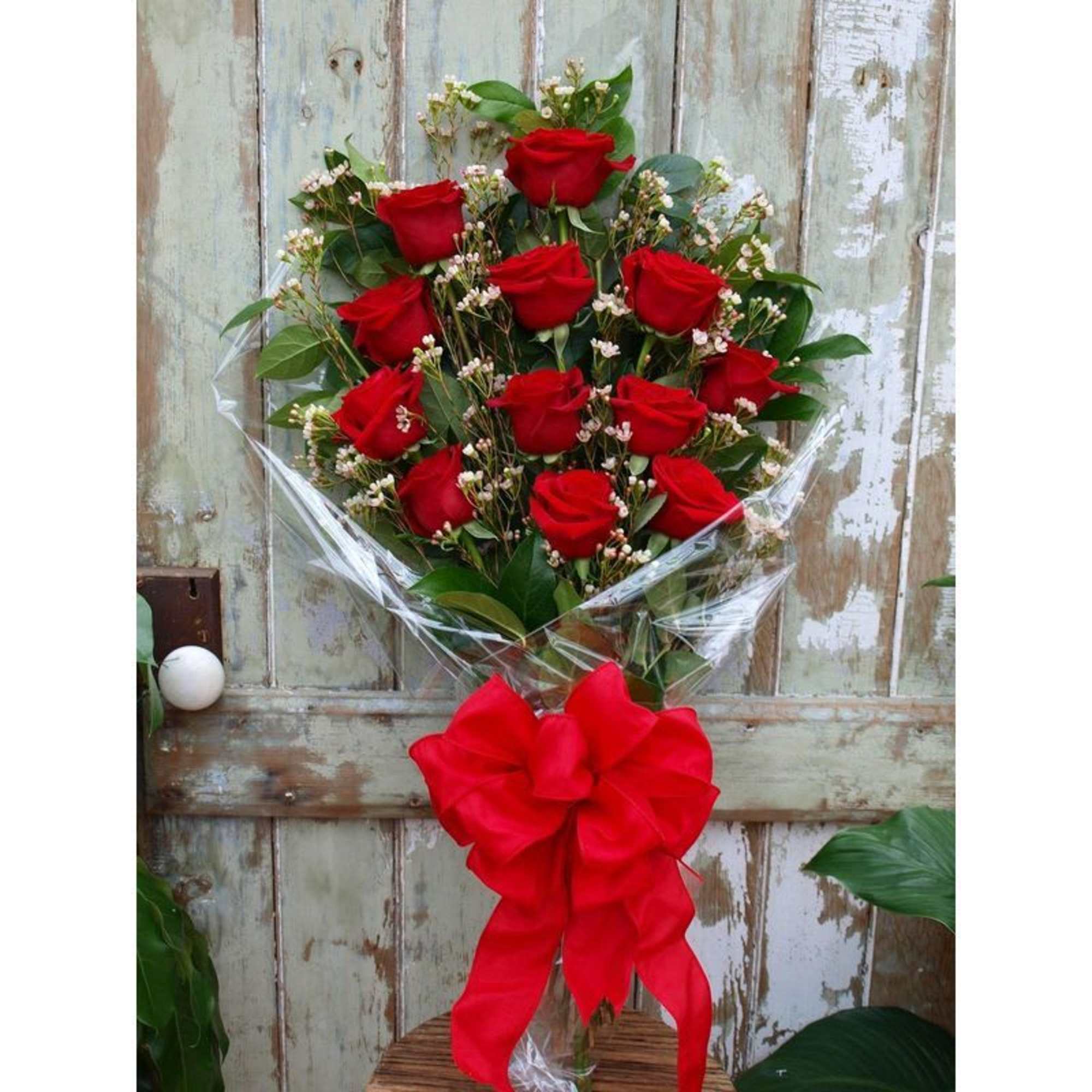 THIS ARM BOUQUET IS GREAT FOR ANYONE WHO LOVES TO ARRANGE THEIR THIS ARM BOUQUET IS GREAT FOR ANYONE WHO LOVES TO ARRANGE THEIR