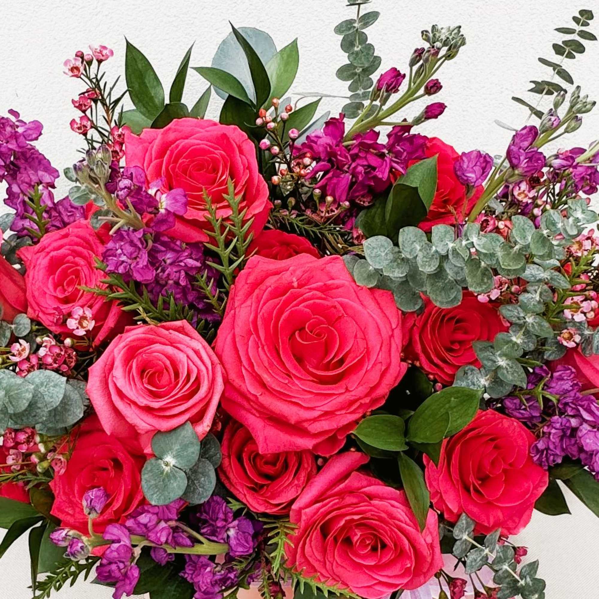 This vibrant bouquet radiates passion and elegance with its stunning combination of This vibrant bouquet radiates passion and elegance with its stunning combination of