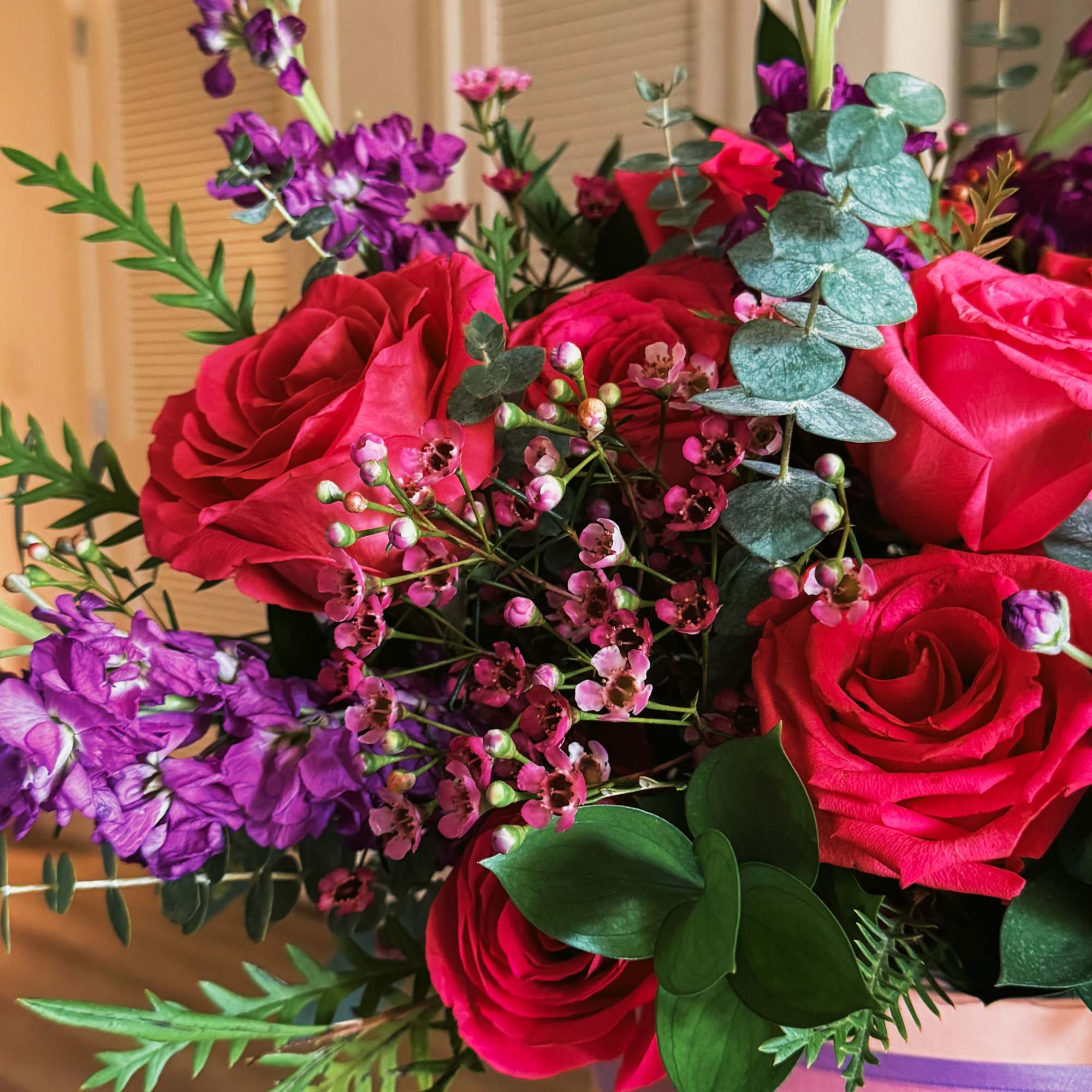 This vibrant bouquet radiates passion and elegance with its stunning combination of This vibrant bouquet radiates passion and elegance with its stunning combination of