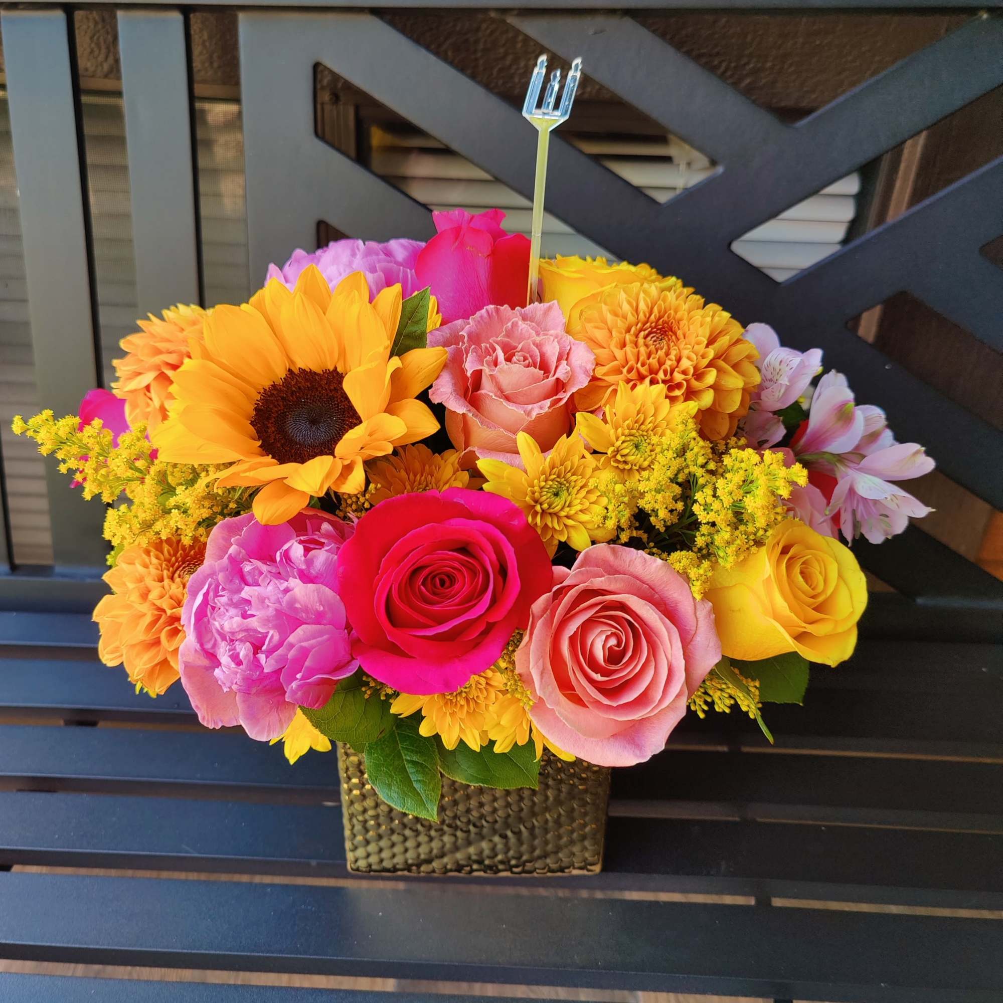 Beautiful design inspired in the bright colors of summer. This beautiful centerpiece