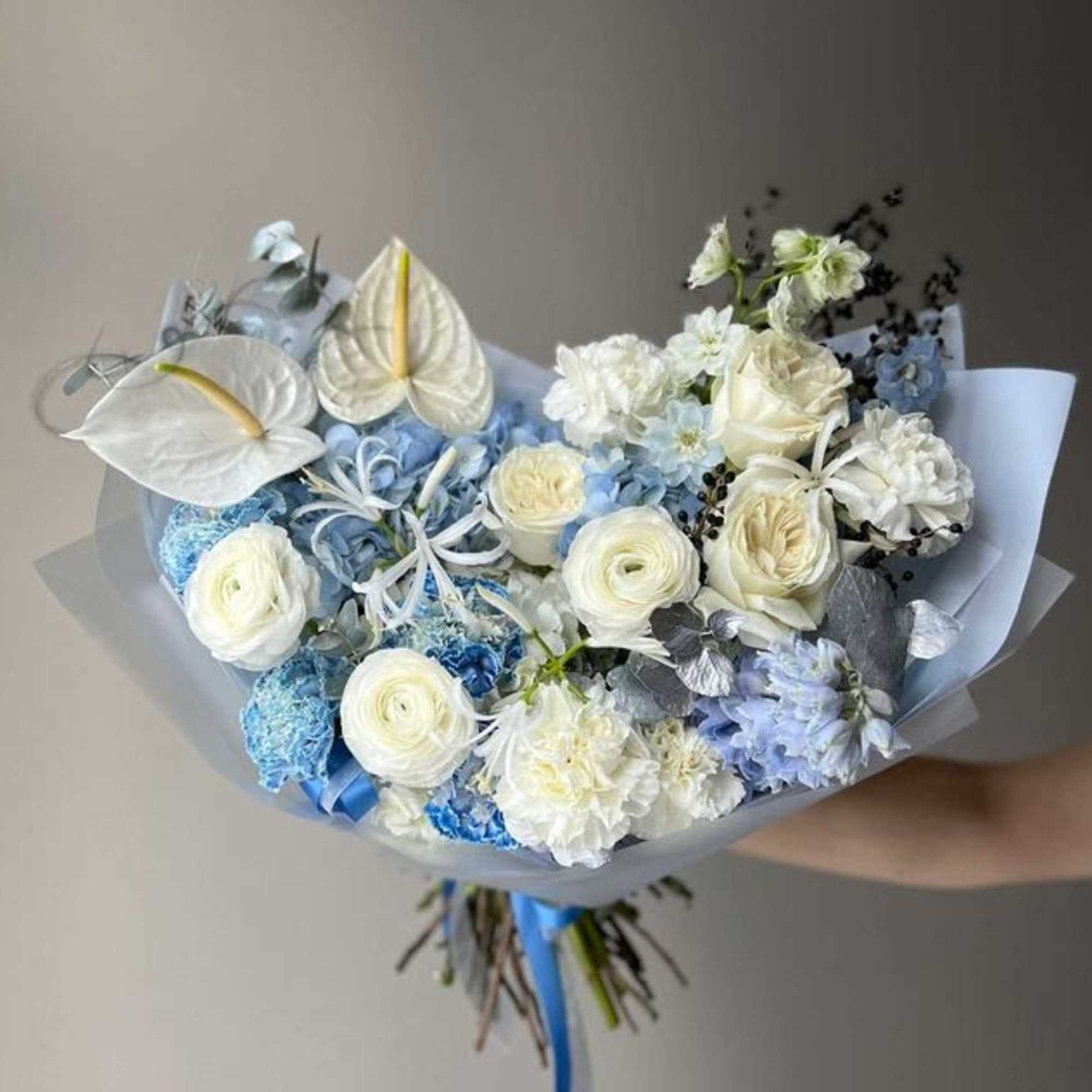 Elegant and serene, the Raya bouquet is a poetic blend of soft