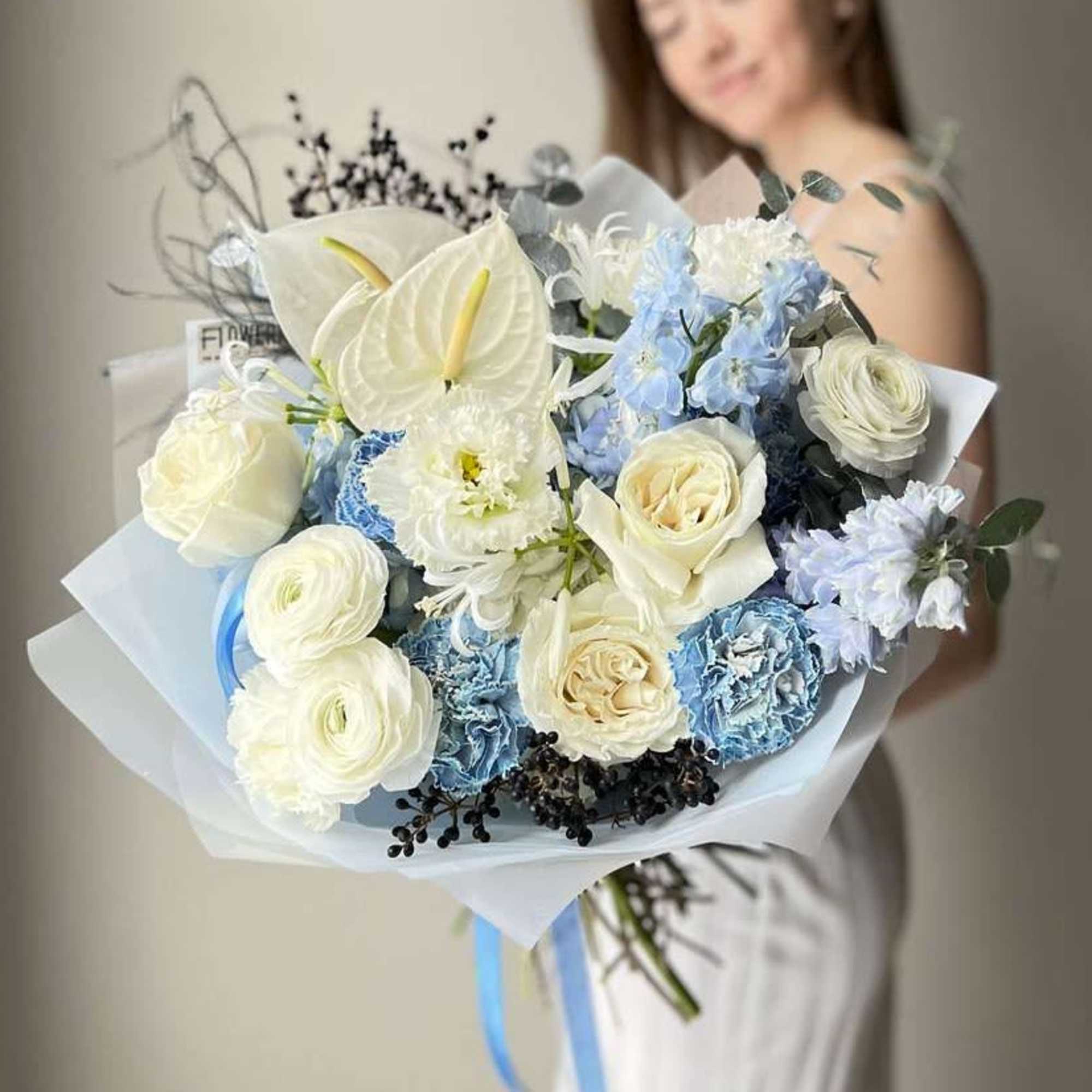 Elegant and serene, the Raya bouquet is a poetic blend of soft