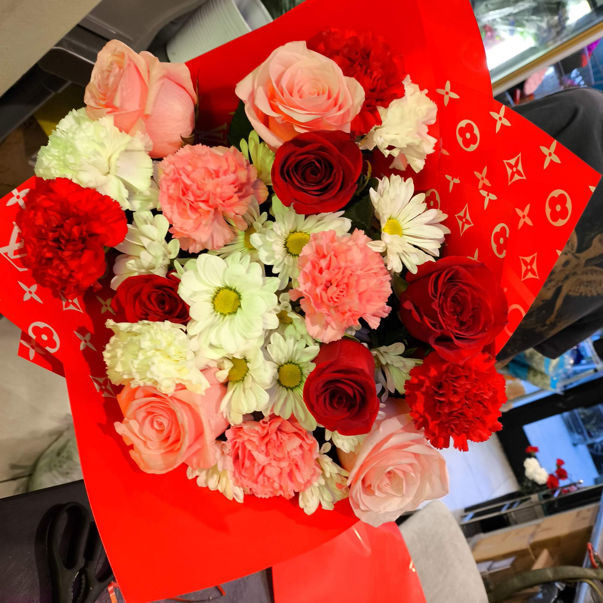 Very beautiful inexpensive floral gift. A mix of spring colors with a Very beautiful inexpensive floral gift. A mix of spring colors with a