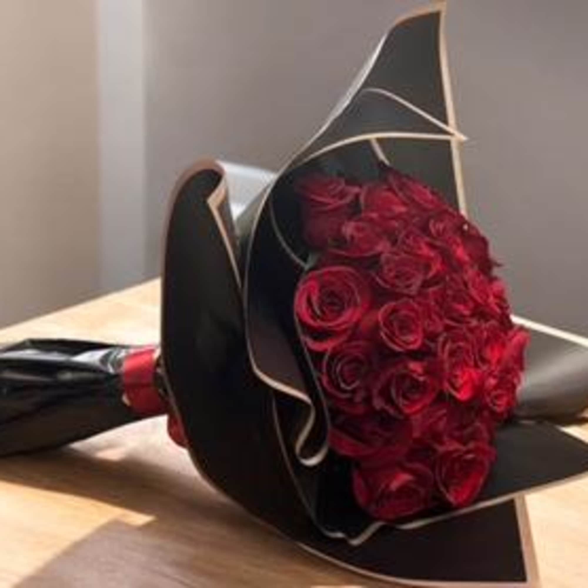 Want to give that gift of luxury with flowers? This presentation bouquet Want to give that gift of luxury with flowers? This presentation bouquet