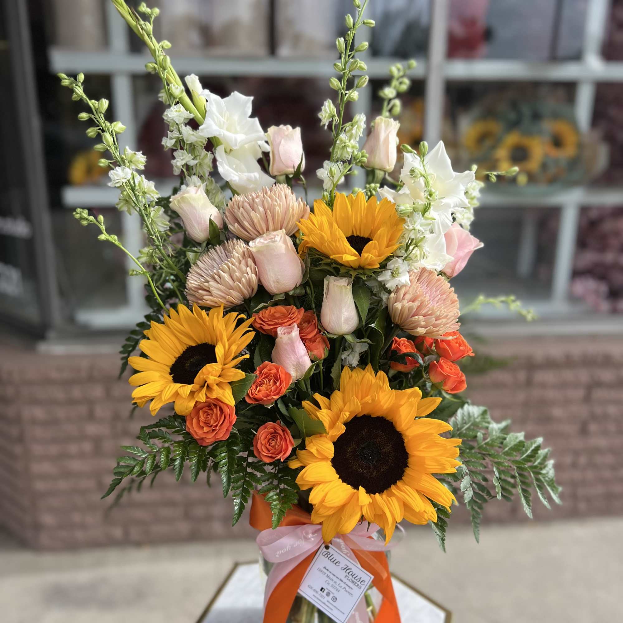 Ginger Base with Sunflowers , Roses, Spray Roses, Crisantemos.