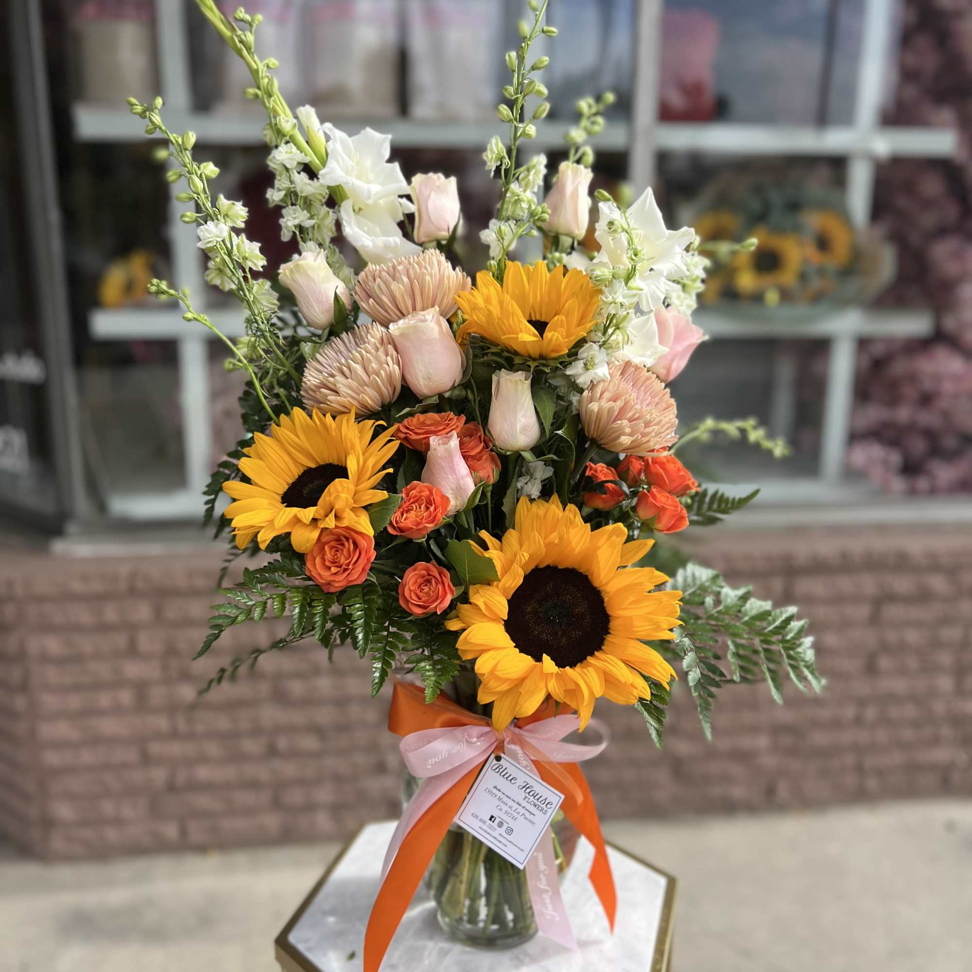 Ginger Base with Sunflowers , Roses, Spray Roses, Crisantemos.