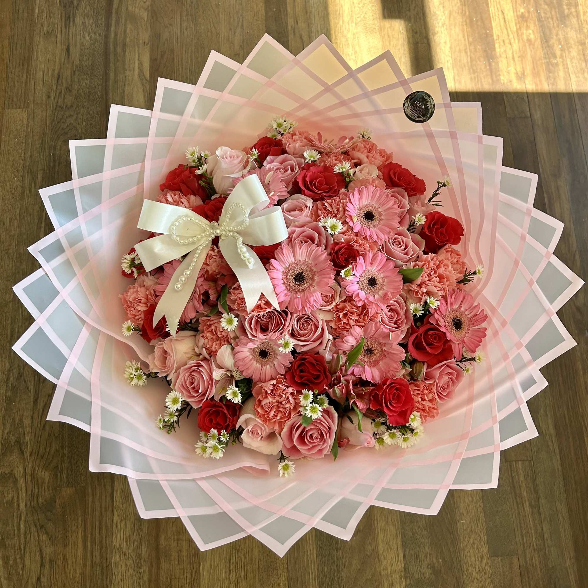Elegant and sweet bouquet composed of 3 shades of pink roses, accompanied
