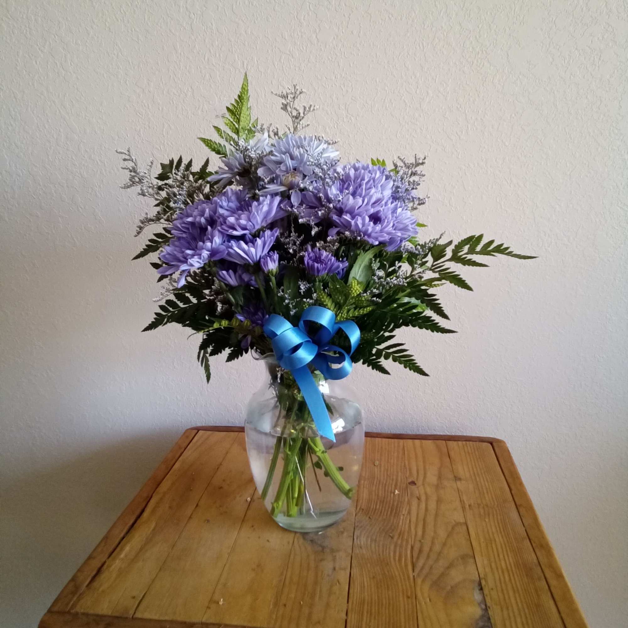 A sparkling glass vase overflowing with sun-kissed daisies is a sure-fire way