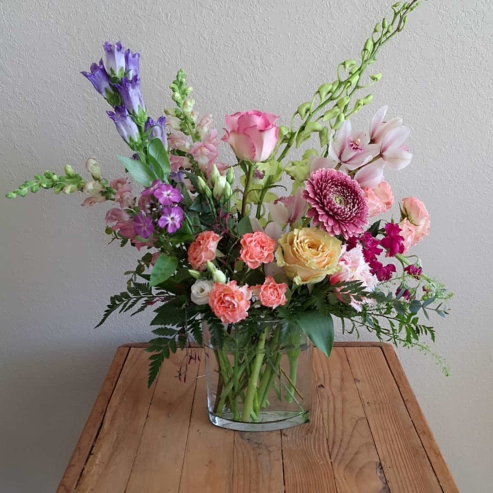 Share what&#039;s in your heart with this warm and soft vase arrangement.