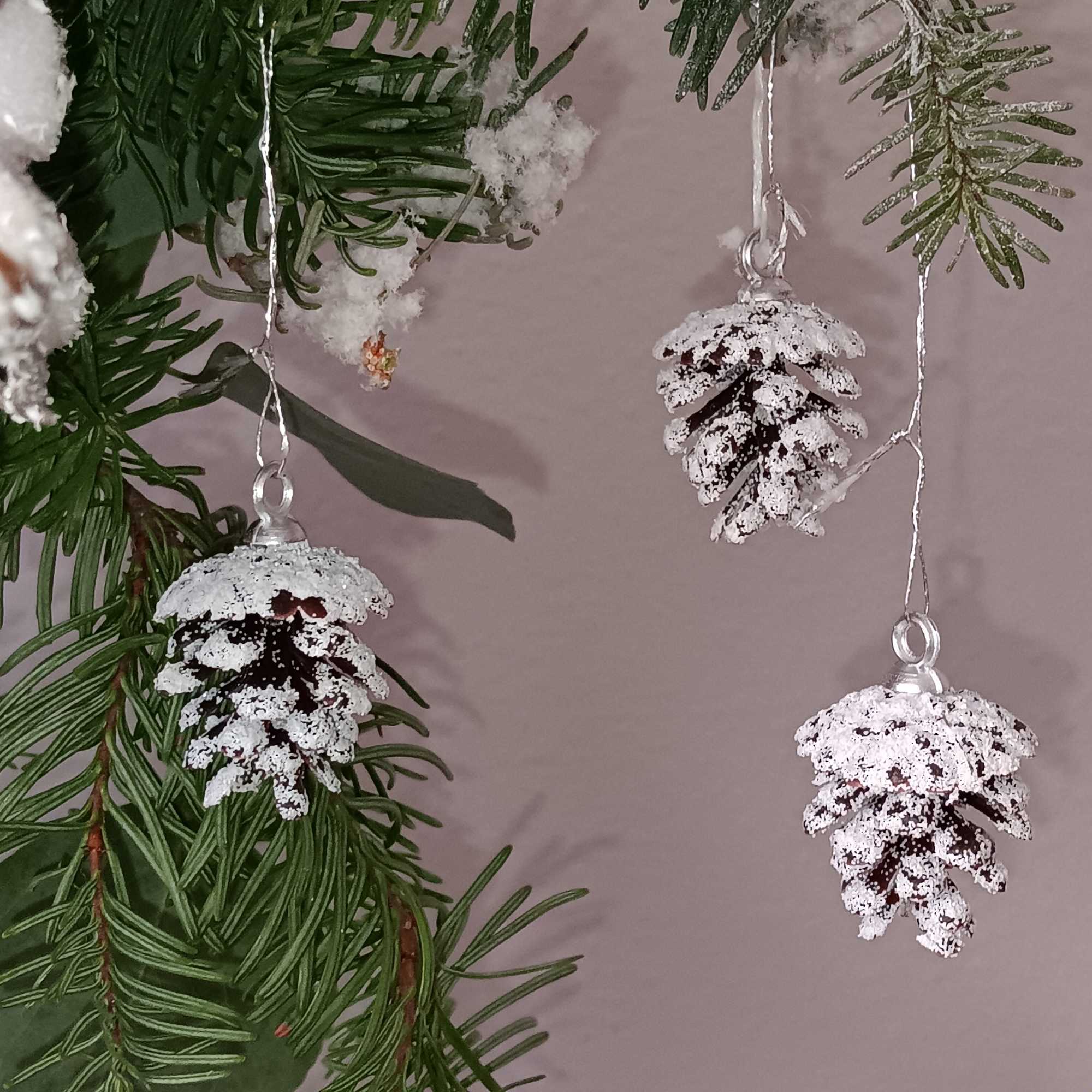 A magnificent arrangement for any holiday event. As a beautiful Christmas centerpiece