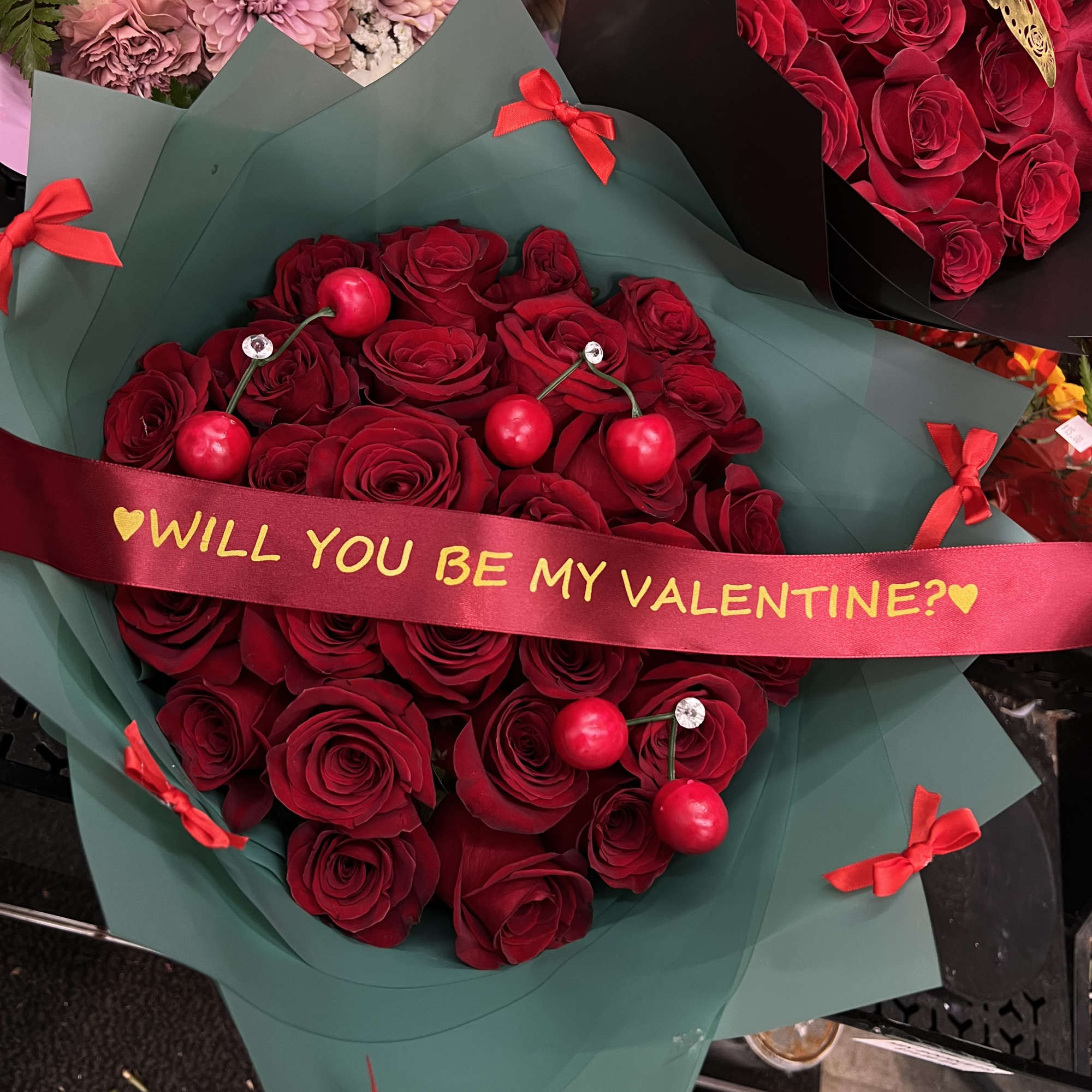 Red roses with cherries decorations and bows around . Standard 25 roses
Deluxe Red roses with cherries decorations and bows around . Standard 25 roses
Deluxe