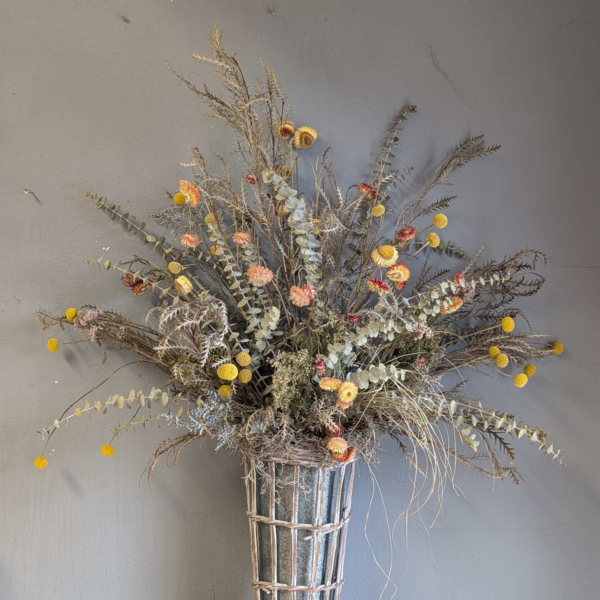 A beautiful wildflower mix of yellow and neutral colored. This dried flower