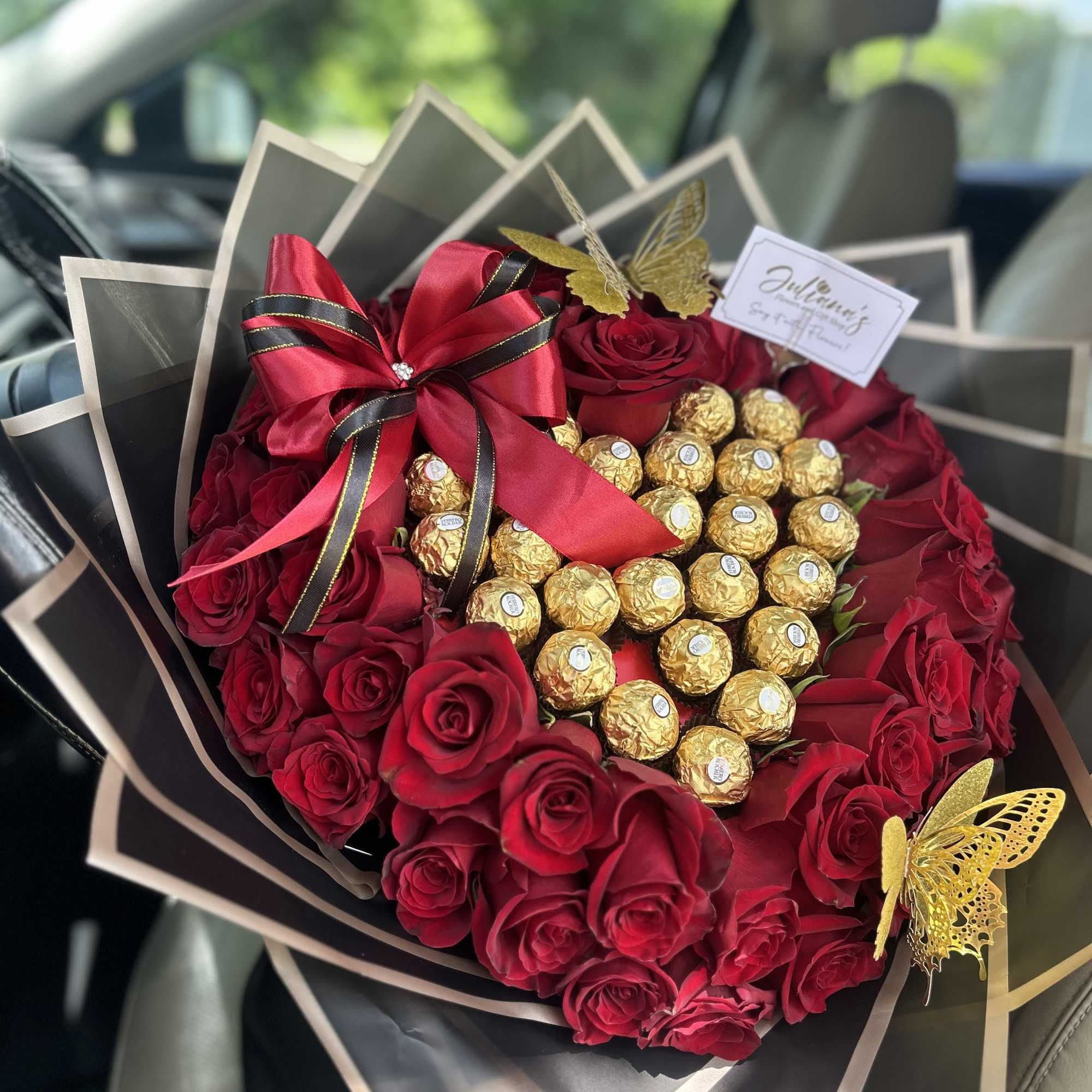 Ramo de rosas rojas,  y un coraz&oacute;n con chocolates
Bouquet of red