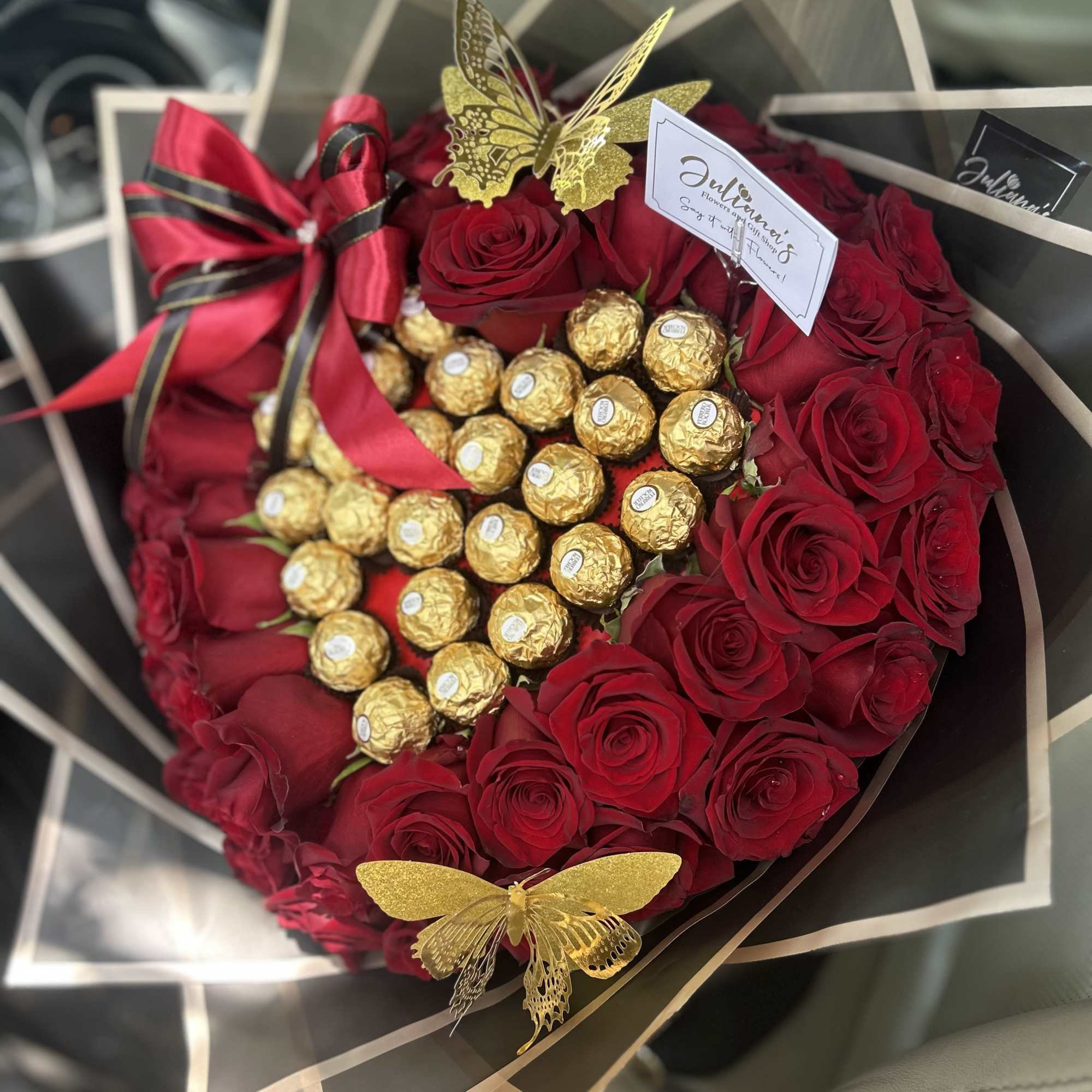 Ramo de rosas rojas,  y un coraz&oacute;n con chocolates
Bouquet of red