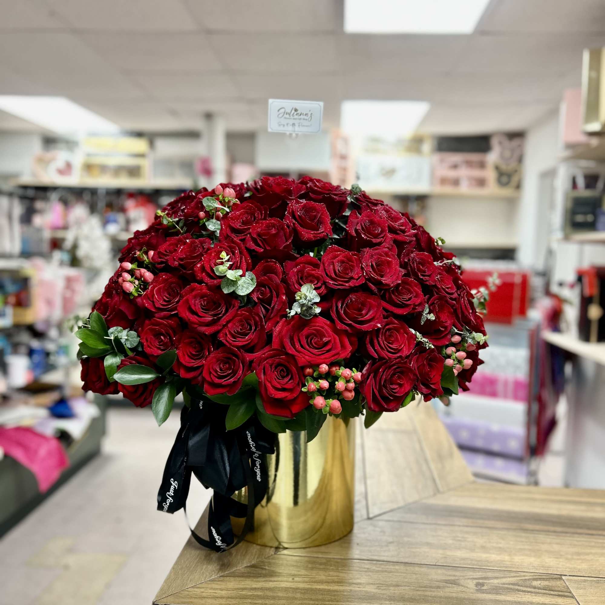 Large round box with 100 roses in red! Say it with flowers!