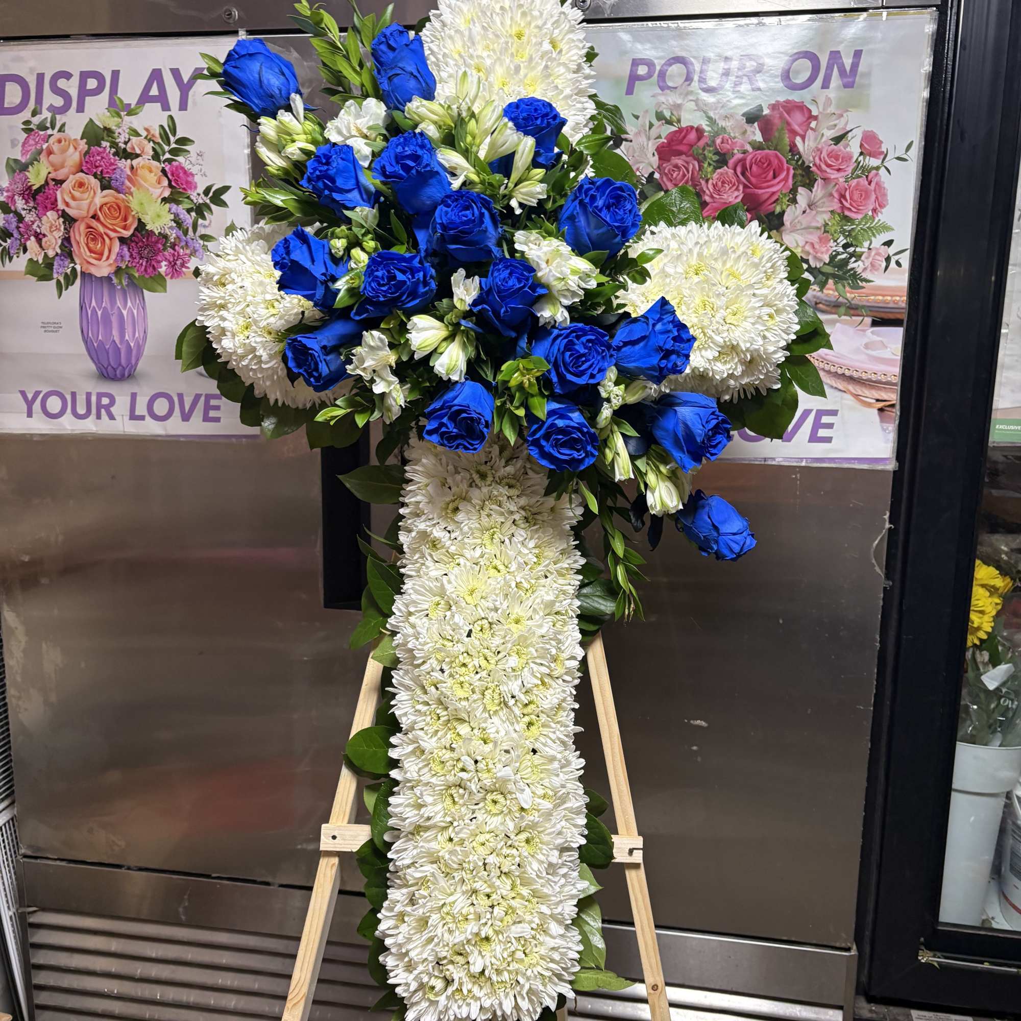 Cruz para funeral crisantemas,rosas . Cruz para funeral crisantemas,rosas .