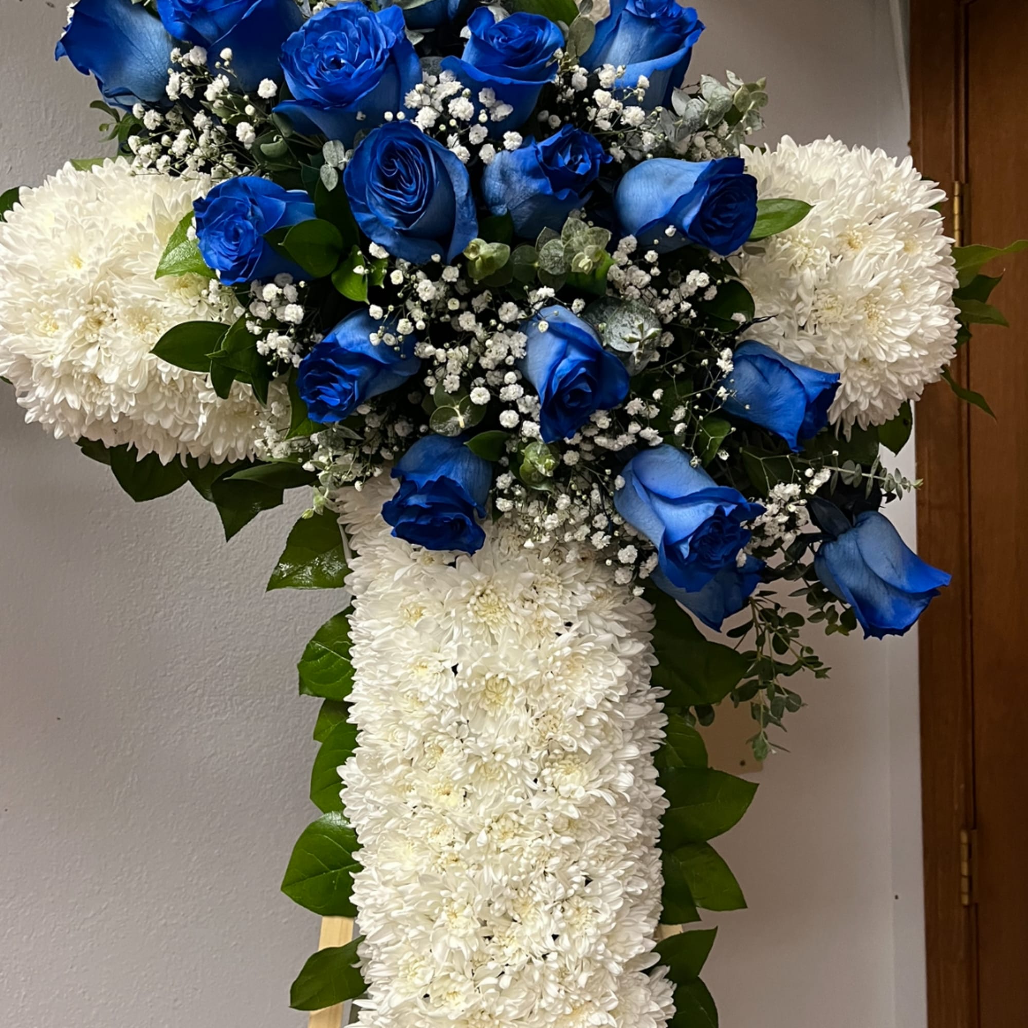 Cruz para funeral crisantemas,rosas . Cruz para funeral crisantemas,rosas .