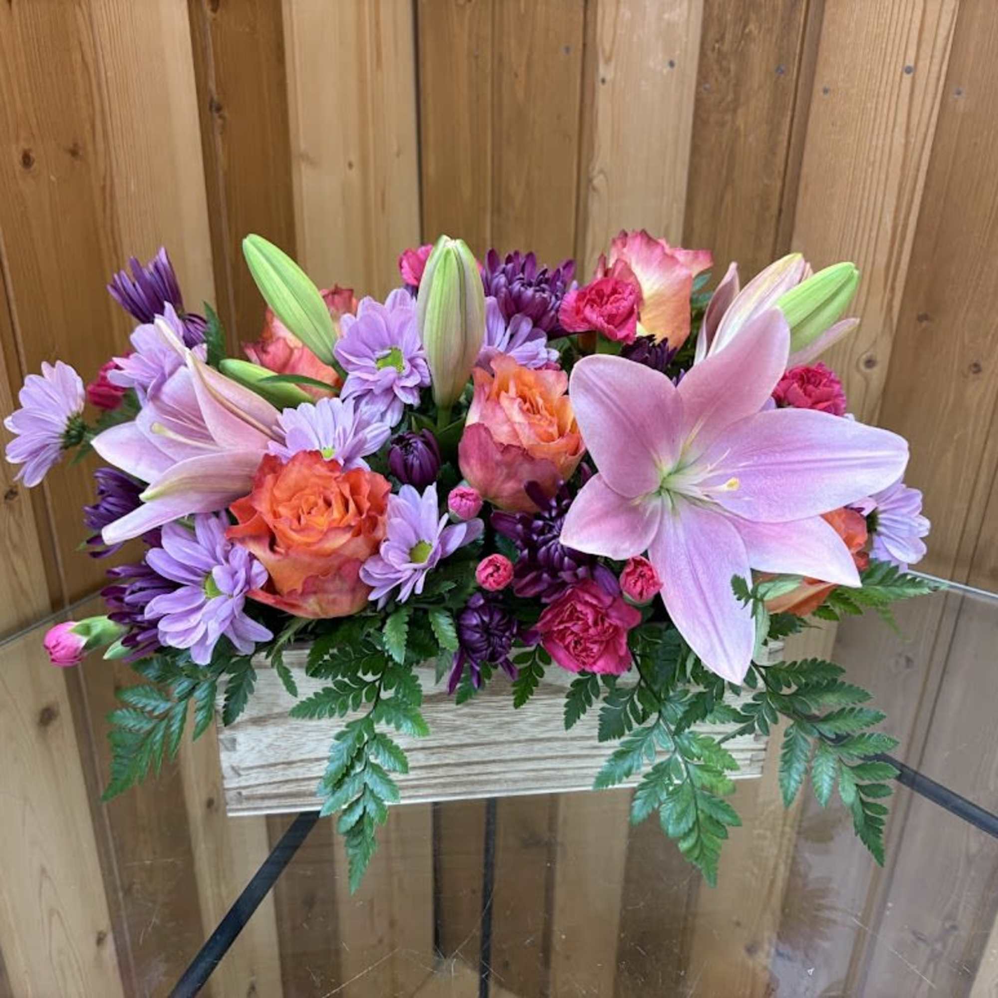 This cheerful and vibrant design features a gorgeous blend of pink lilies This cheerful and vibrant design features a gorgeous blend of pink lilies