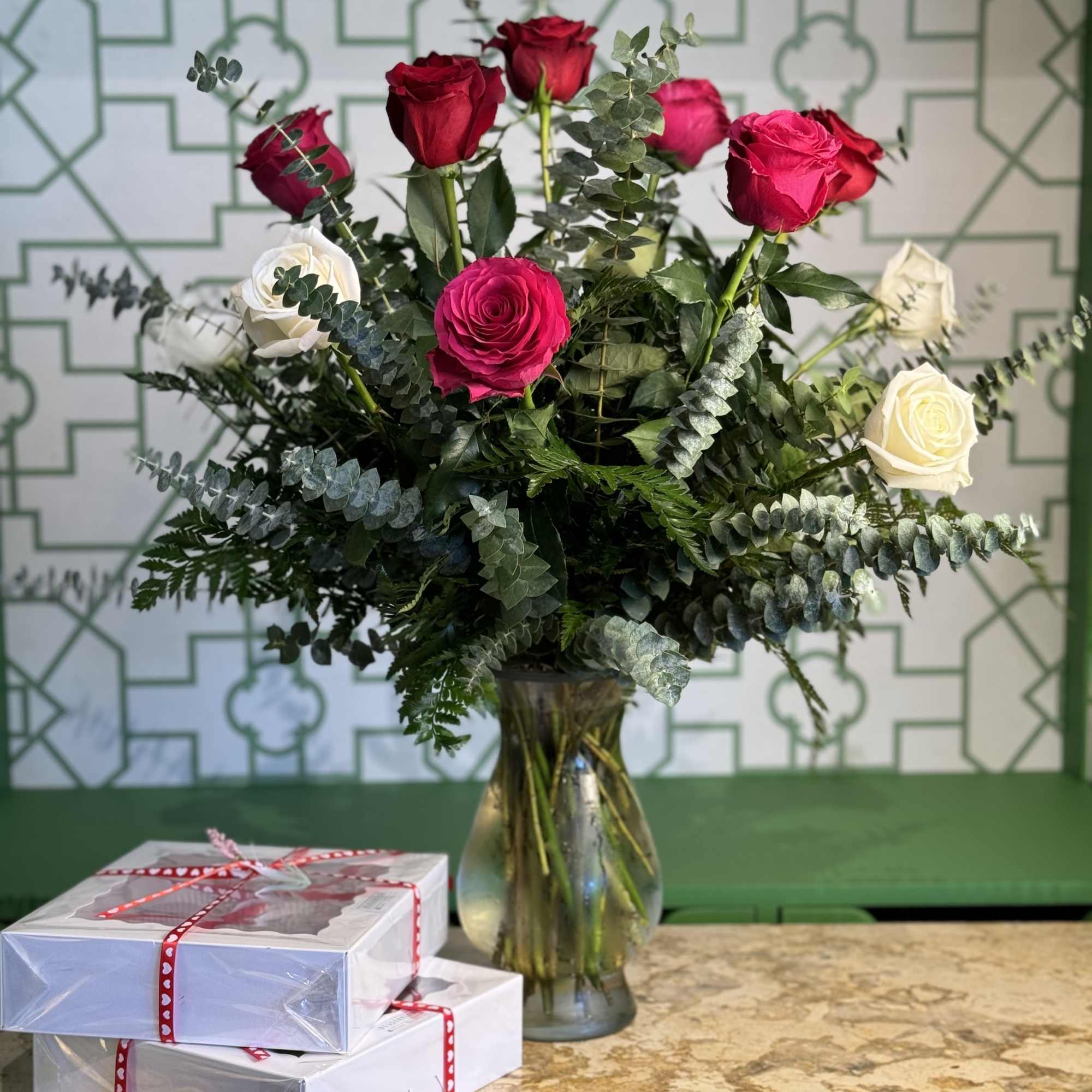 These dozen mixed roses are the classic romantic gift! 
 
*MIXED VARIETY