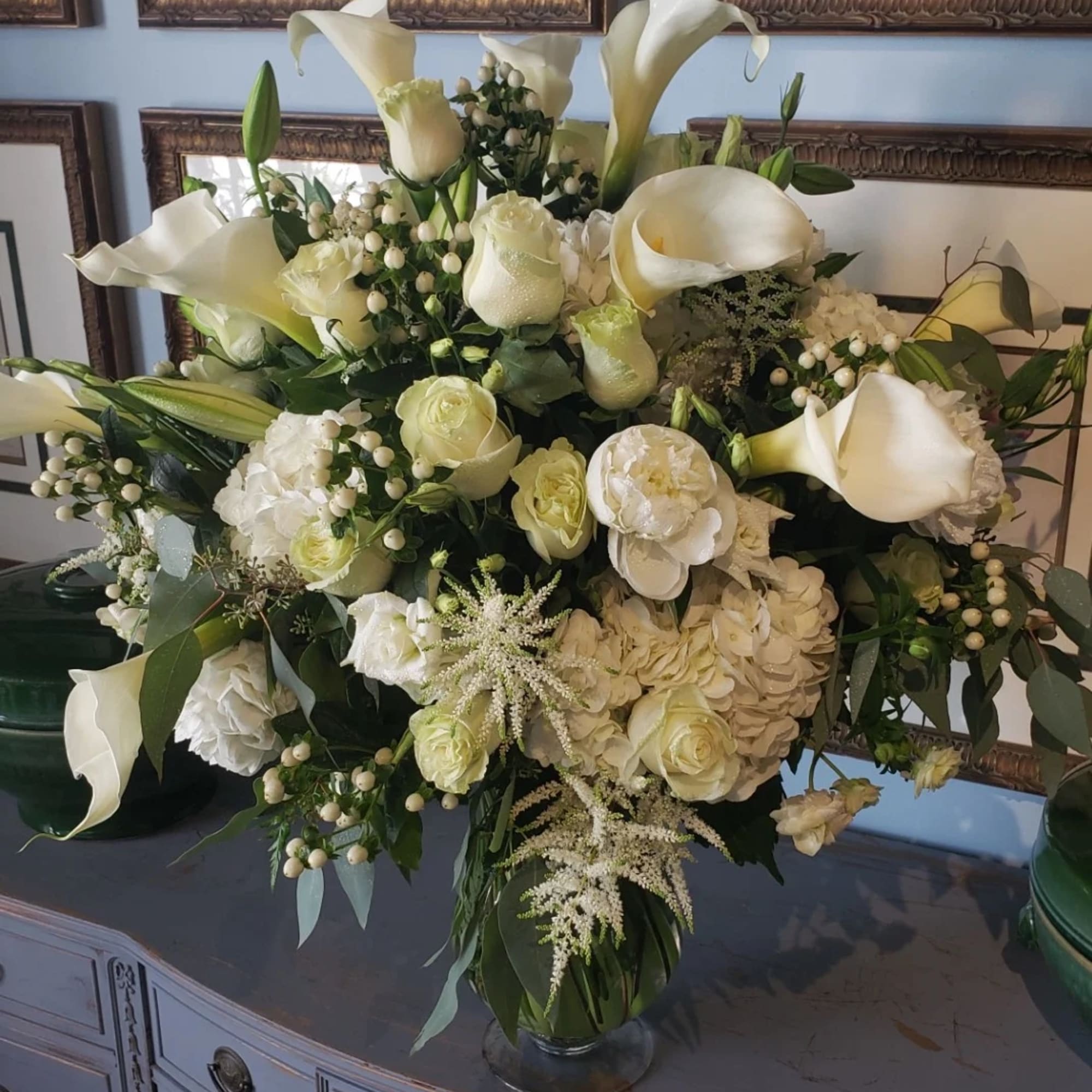 Elegance and purity come together in this breathtaking arrangement, featuring a large