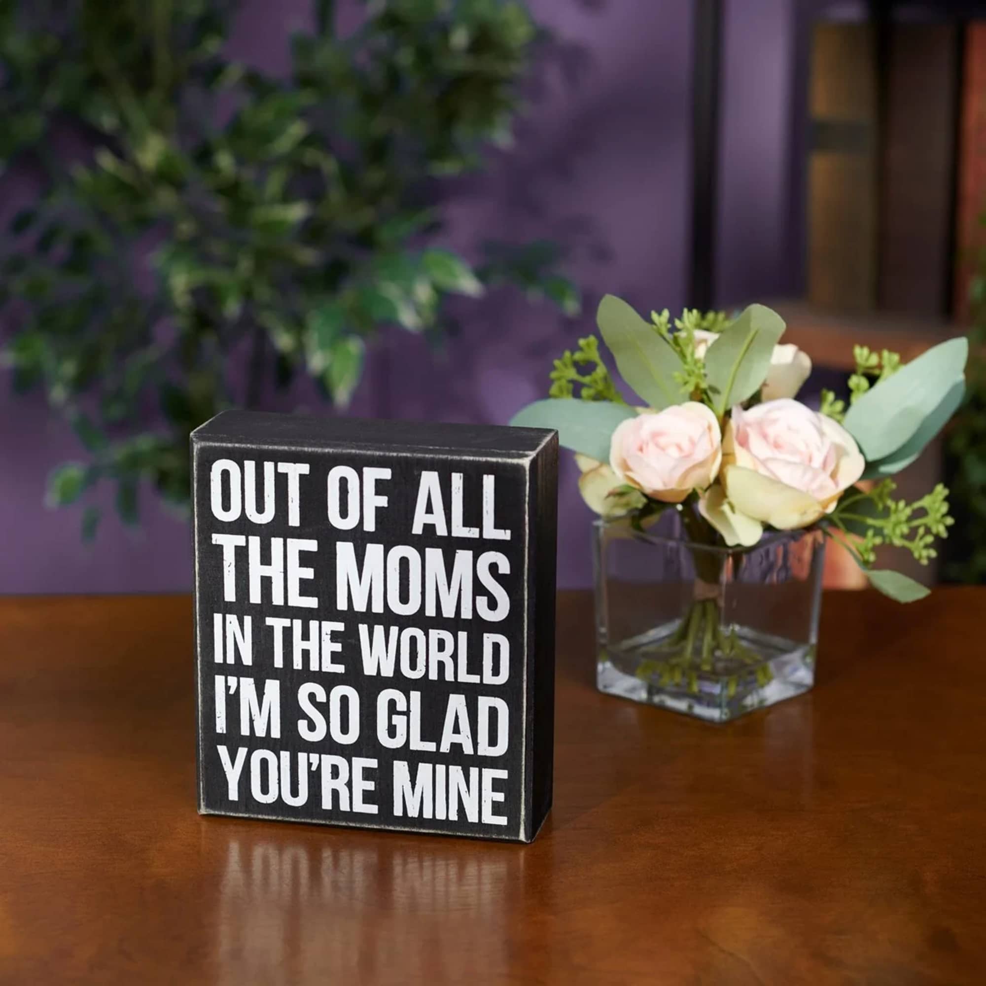 A classic black and white wooden box sign for Mother&#039;s Day displaying