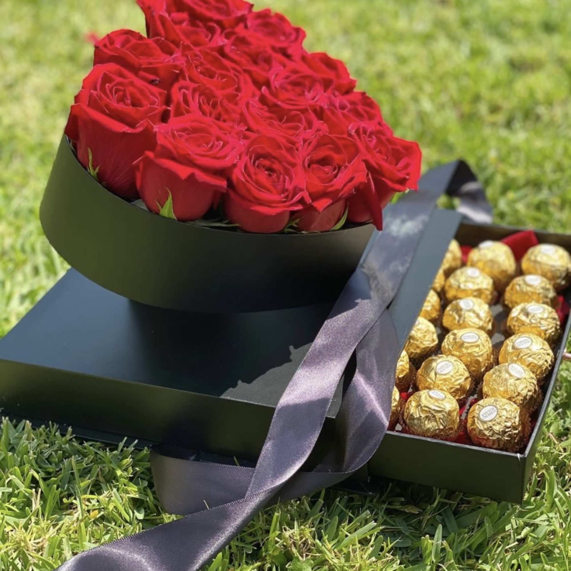 Surprise box with heart design with roses, and chocolates, 
Caja sorpresa con
