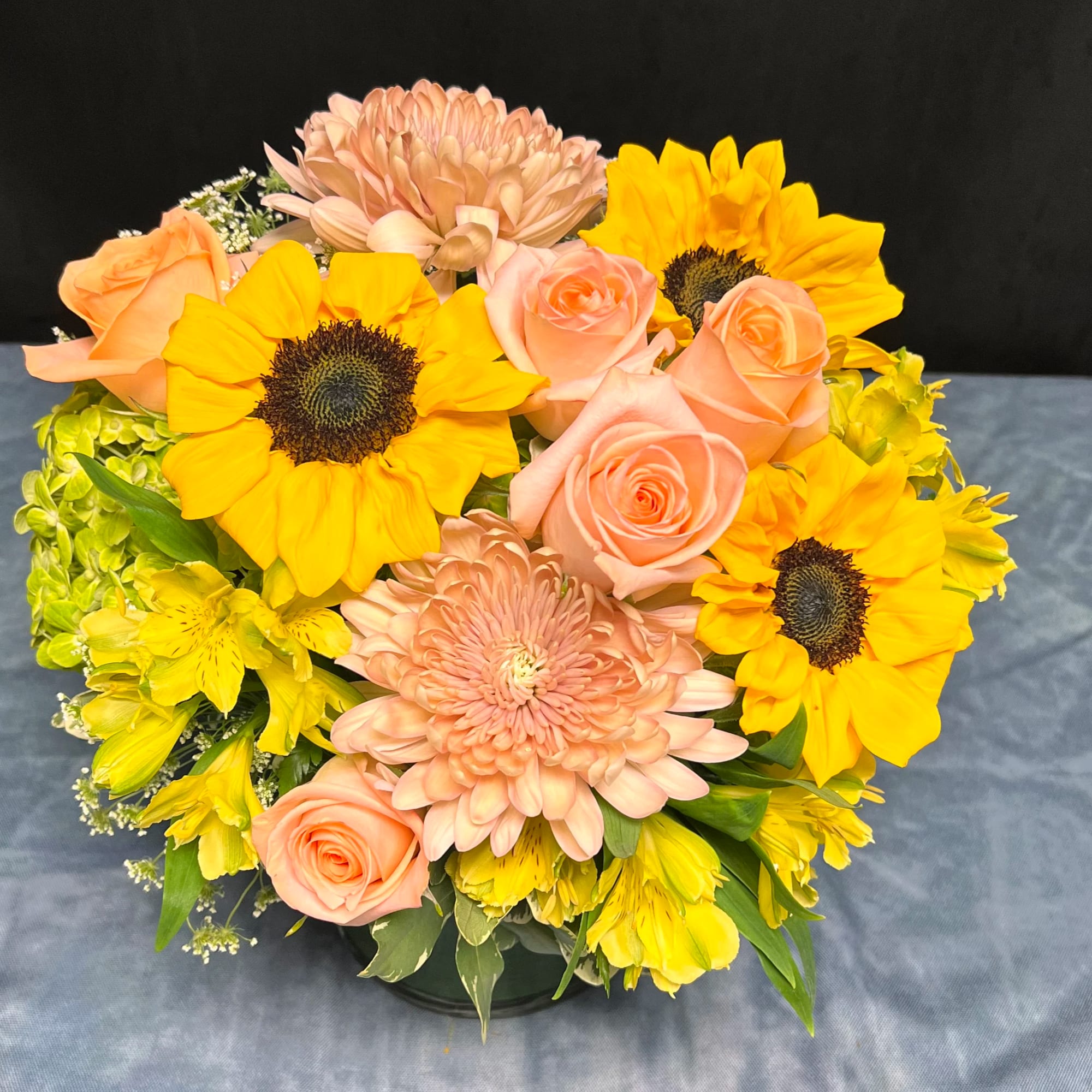 Like the gentle glow of morning, this arrangement radiates warmth and optimism. Like the gentle glow of morning, this arrangement radiates warmth and optimism.