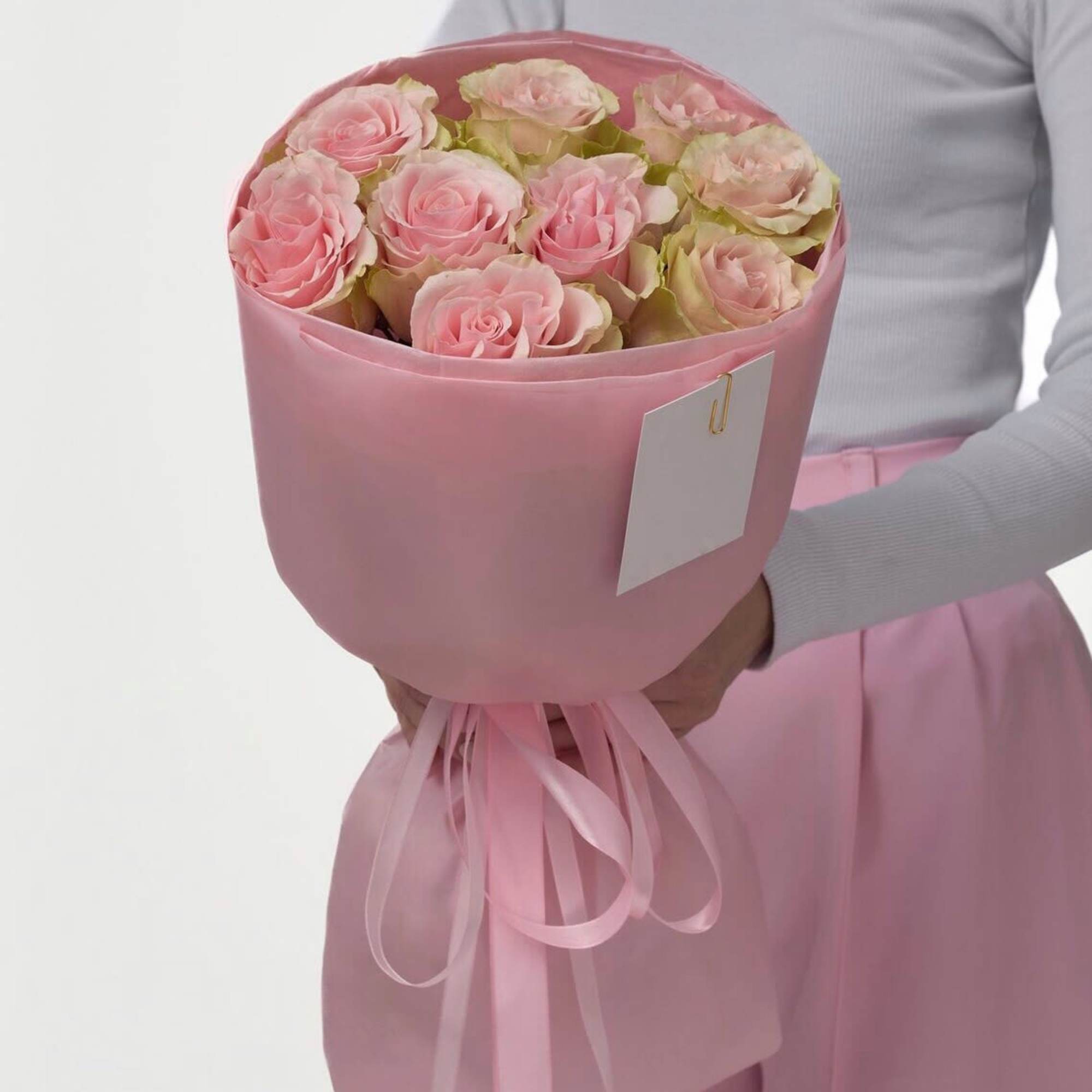Bouquet of pink roses.

Standard size - 9 roses
Deluxe size - 15 roses
Premium