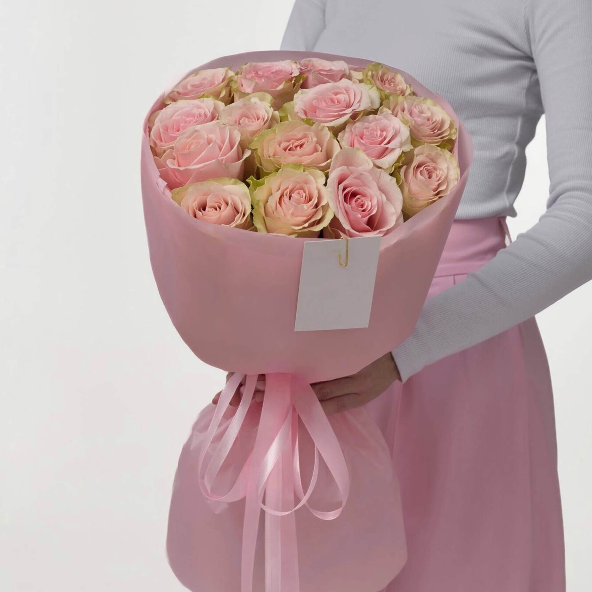 Bouquet of pink roses.

Standard size - 9 roses
Deluxe size - 15 roses
Premium