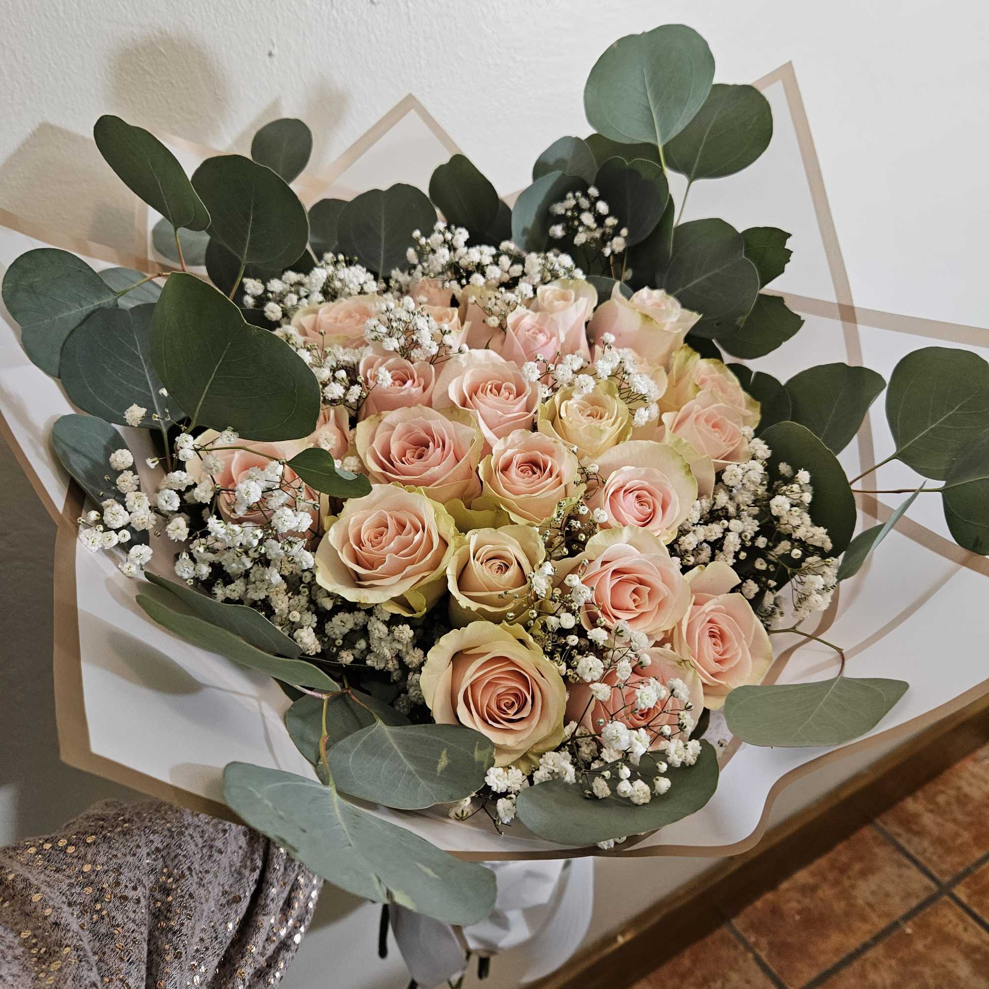 Un ramo de rosas color tierno y claro evoca una sensaci&oacute;n de