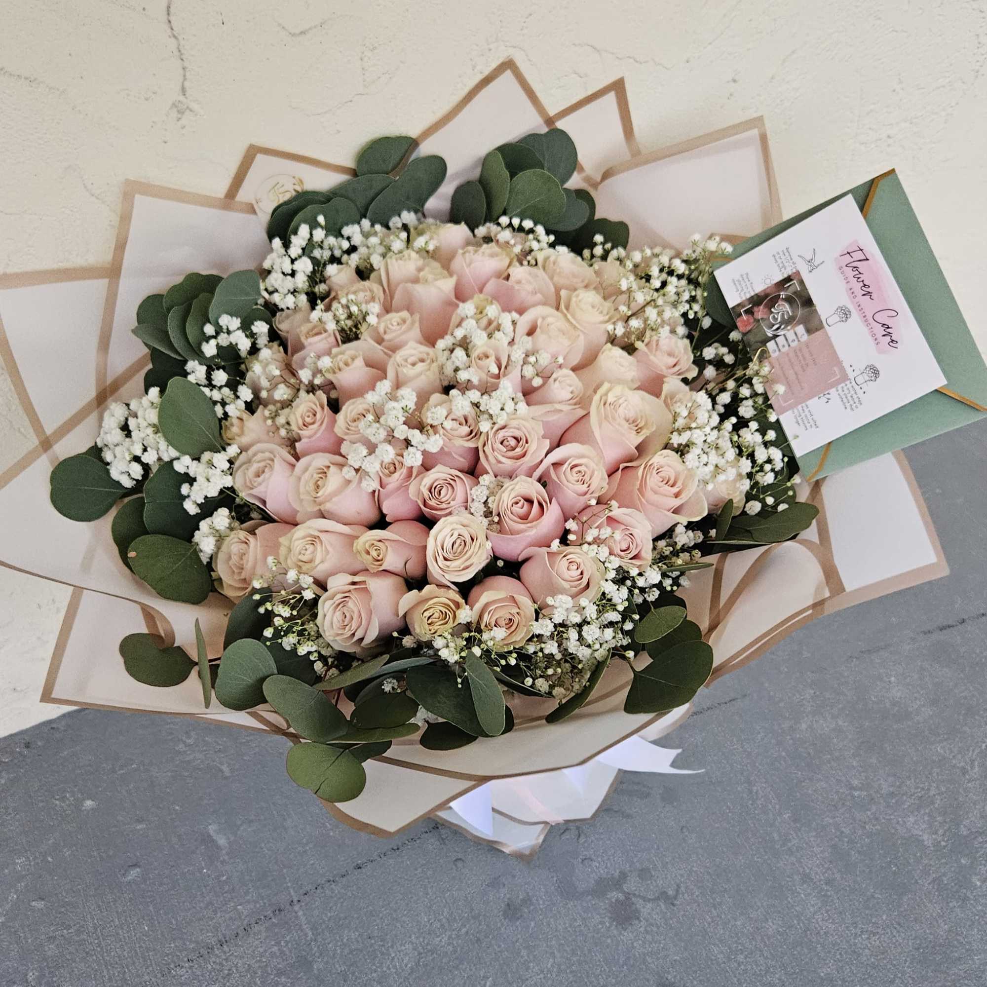 Un ramo de rosas color tierno y claro evoca una sensaci&oacute;n de