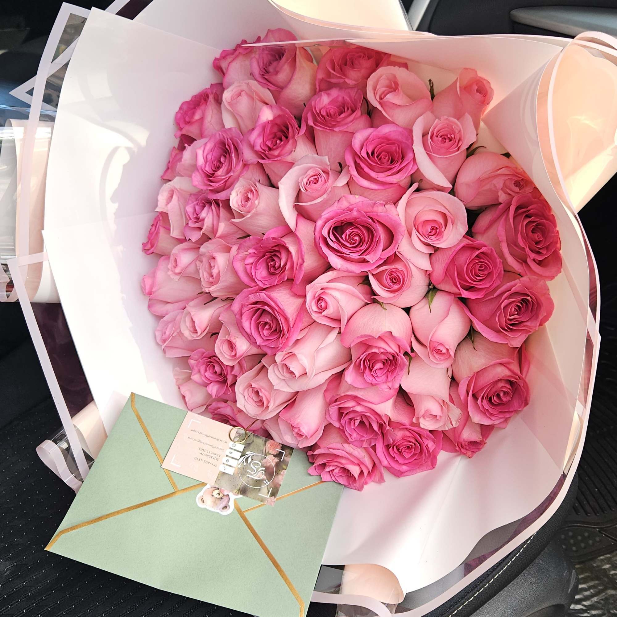 Un ramo cl&aacute;sico y elegante que combina rosas rosadas, creando un arreglo